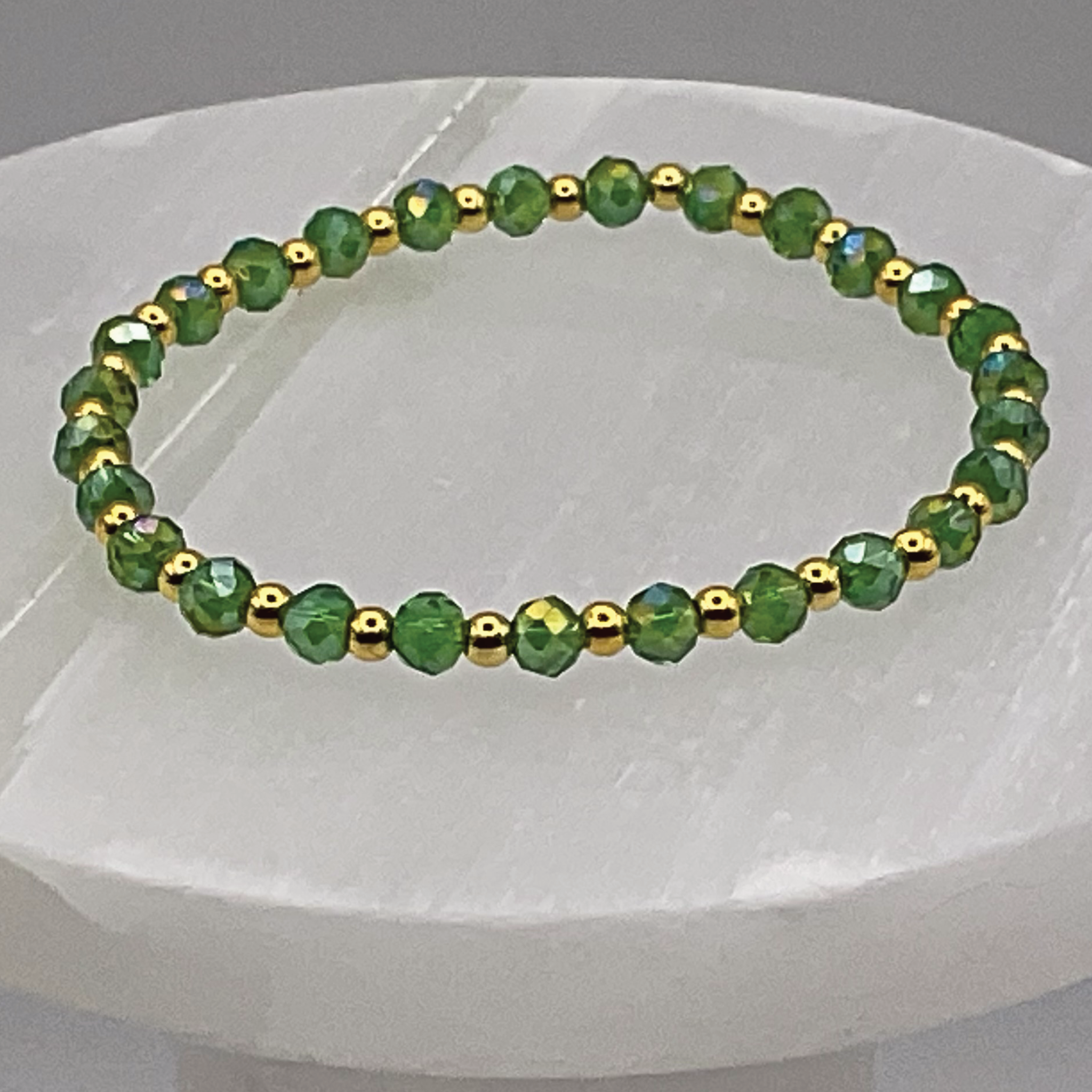 15 cm (5.9") Green Bracelet with Tiny Gold Spacers