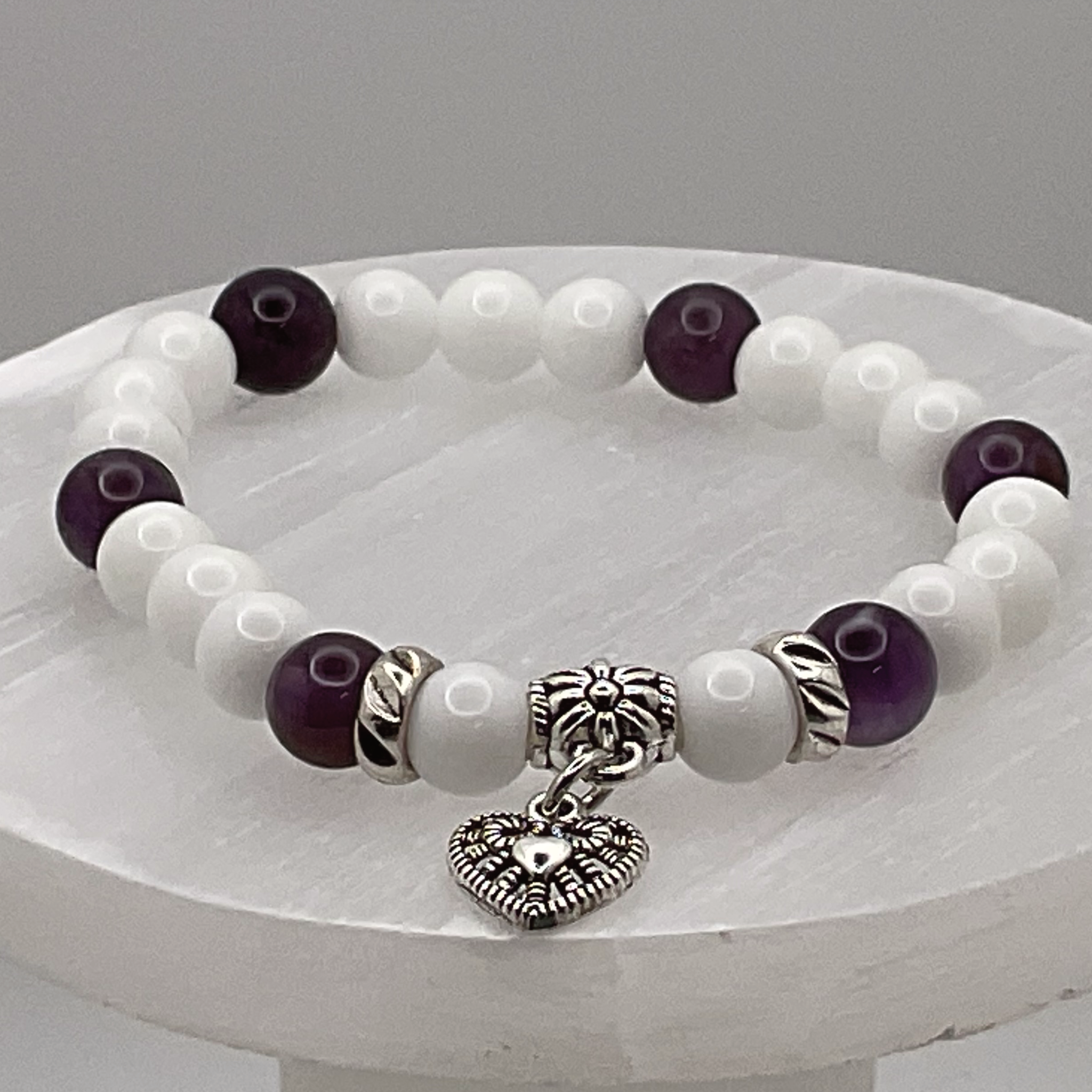 Pulsera de cuarzo lechoso y amatista con dije de corazón y separadores de plata