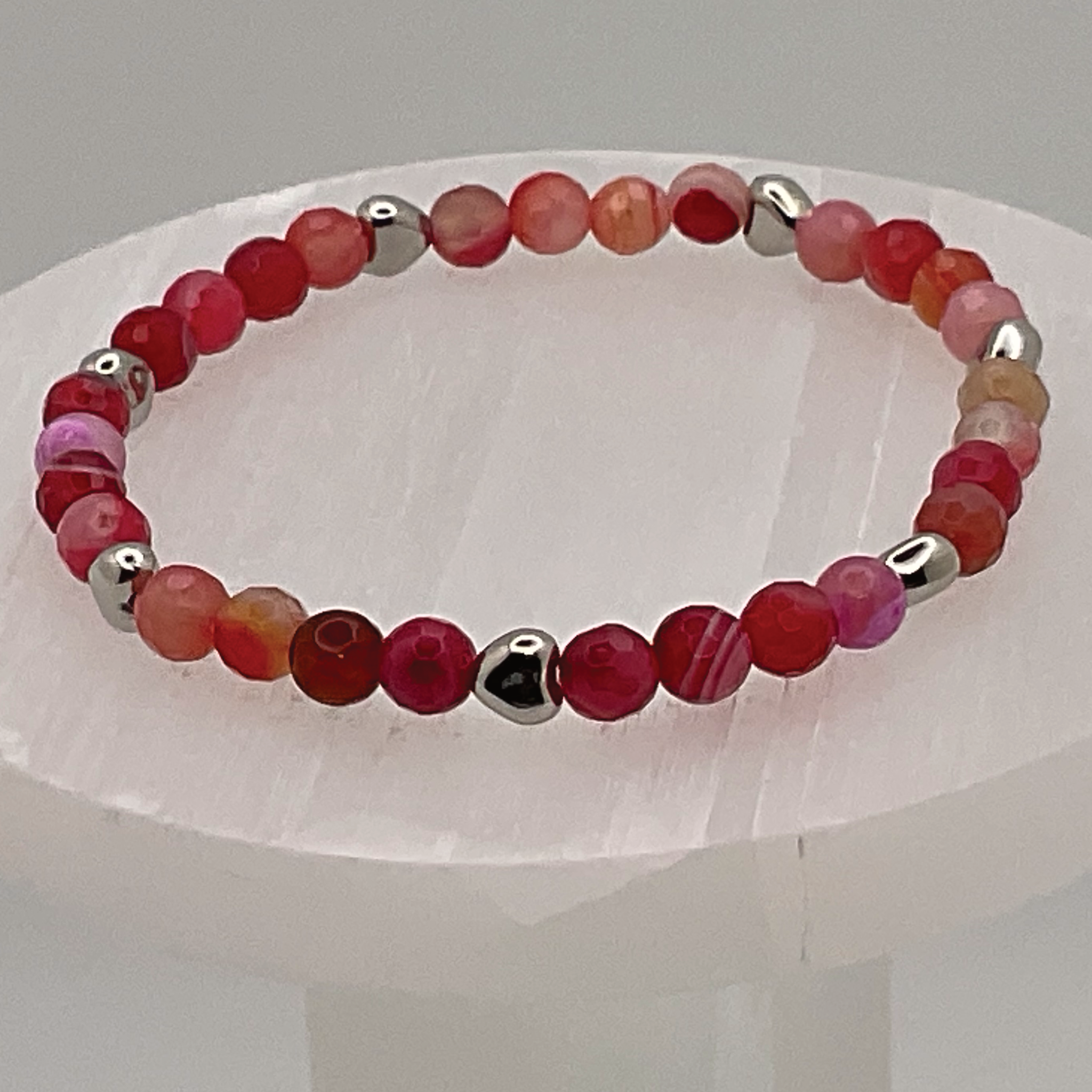 Pulsera de Ágata Vena de Dragón Rosa con Separadores de Corazón de Plata