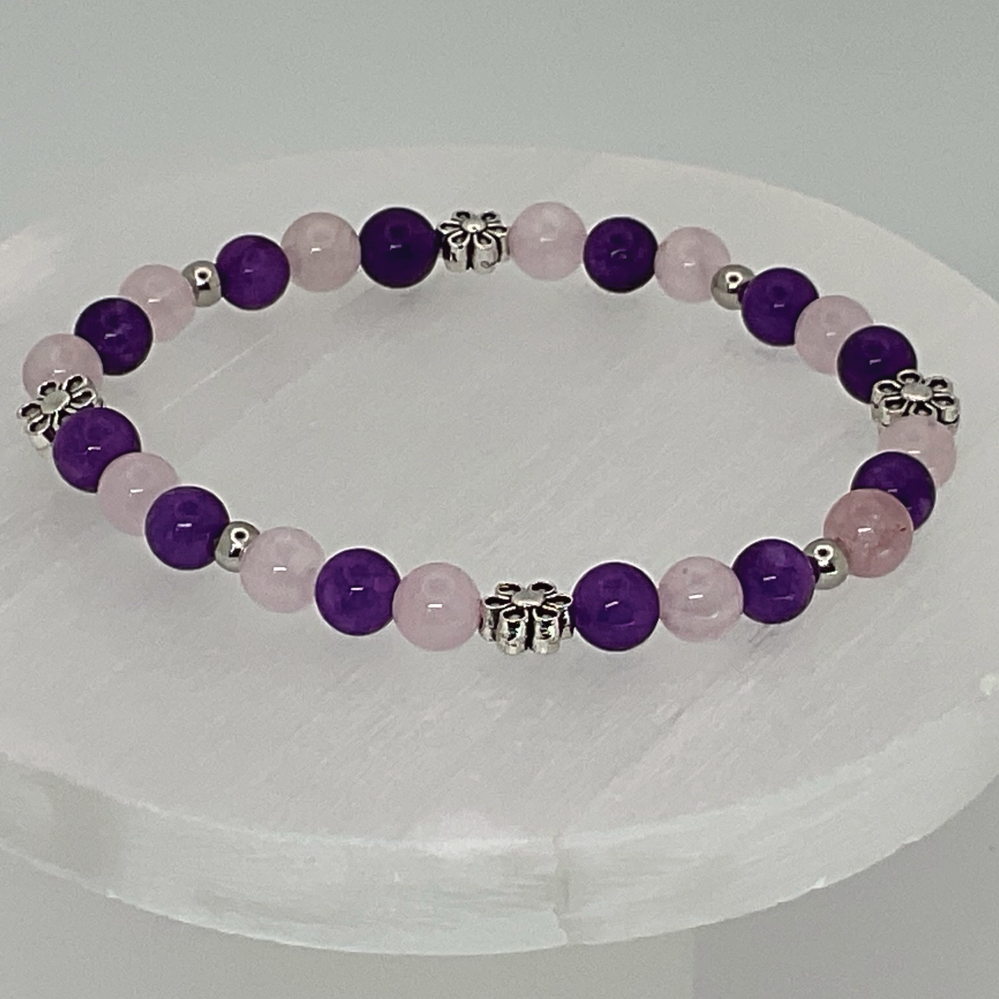 Pulsera de amatista y cuarzo rosa con espaciadores de plata