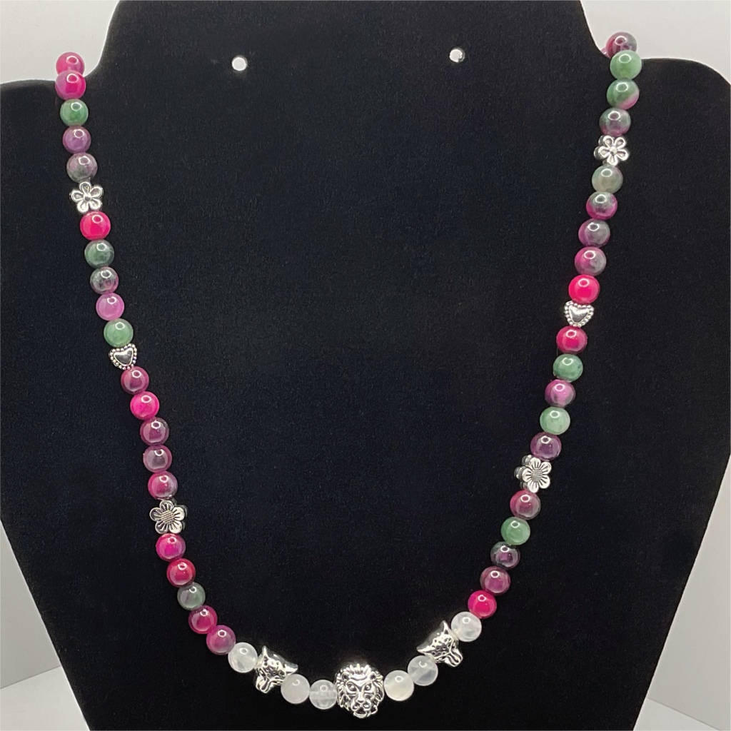 Collar de 22" con dije de león de ágata Vena de Dragón y cuarzo lechoso
