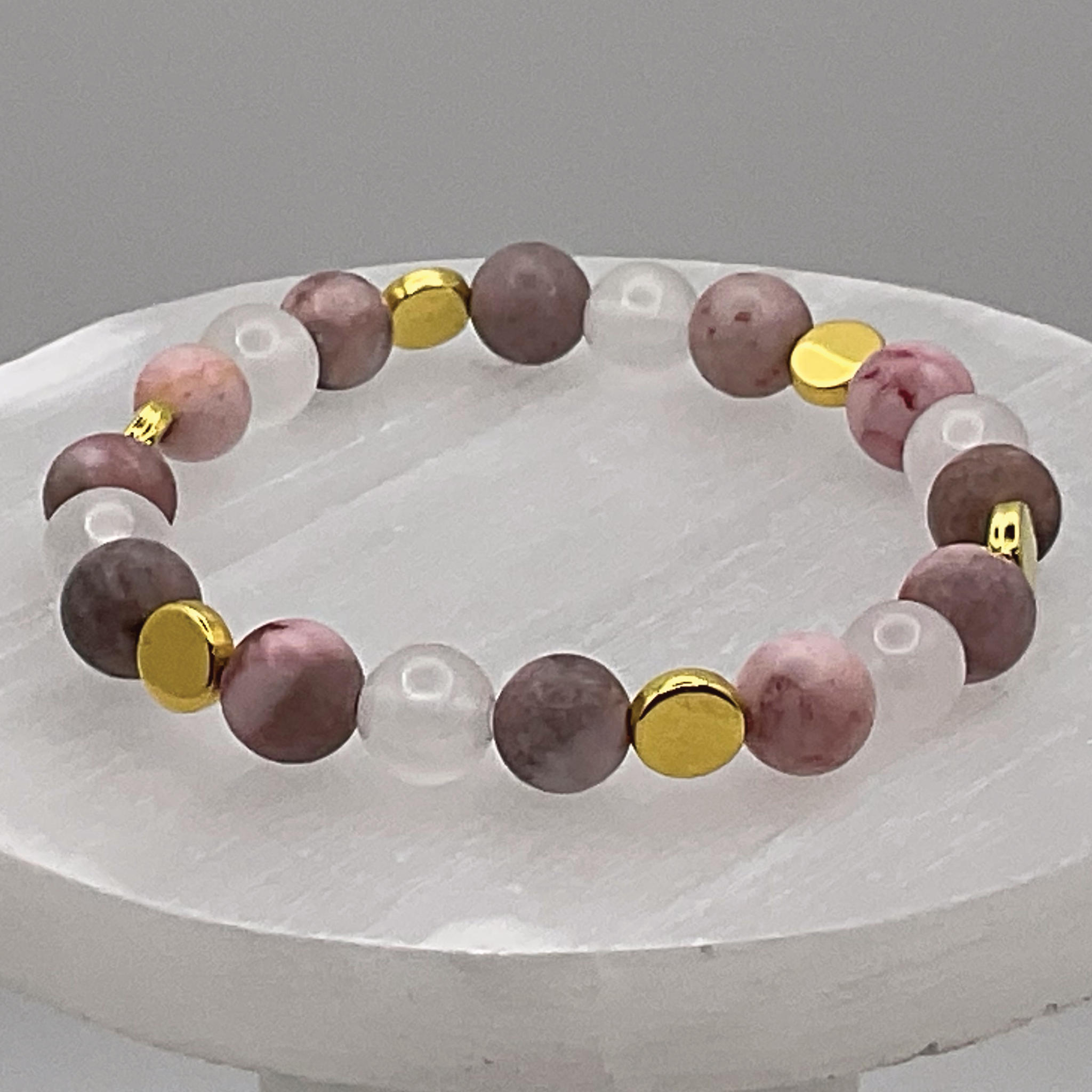 Pulsera de cuarzo lechoso y ópalo rosa con espaciadores de disco dorados