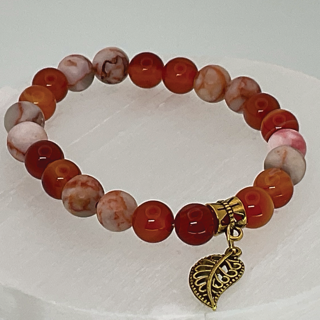 Pulsera con abalorios de cornalina, ágata, magnesita y pan de oro