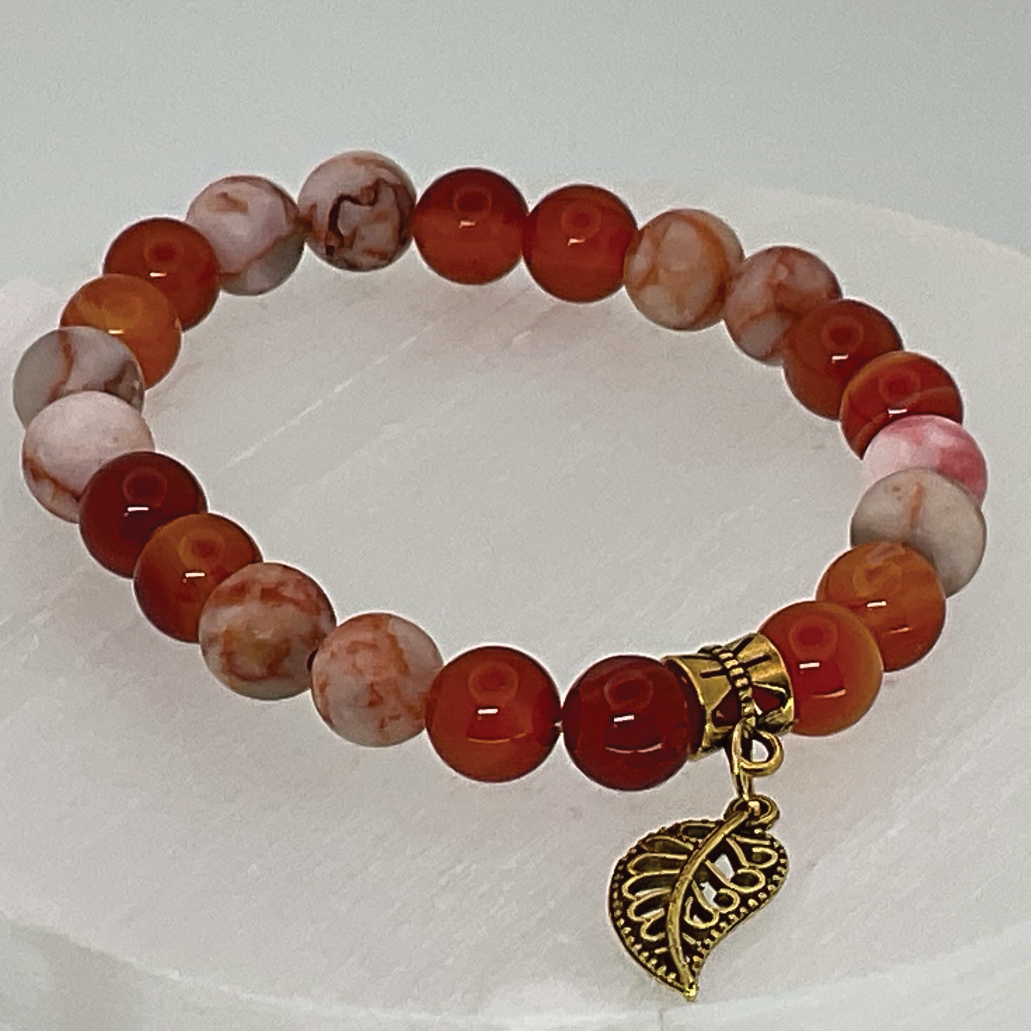Pulsera con abalorios de cornalina, ágata, magnesita y pan de oro