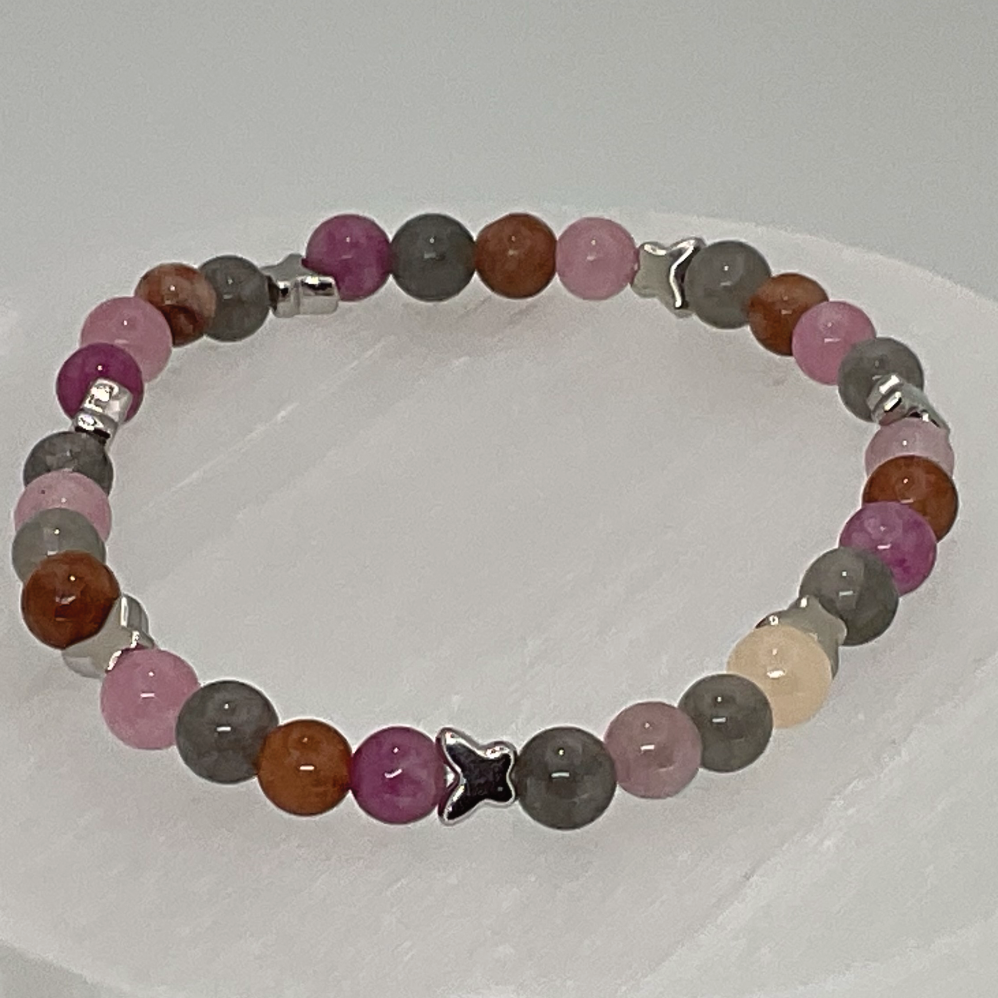 Pulsera de turmalina Elbaíta con espaciadores de mariposa de plata