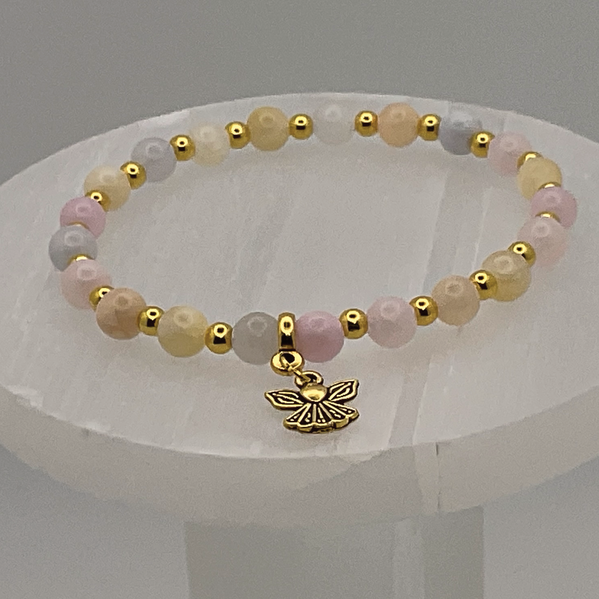 Pulsera con dije de ángel de ágata oriental con espaciadores dorados