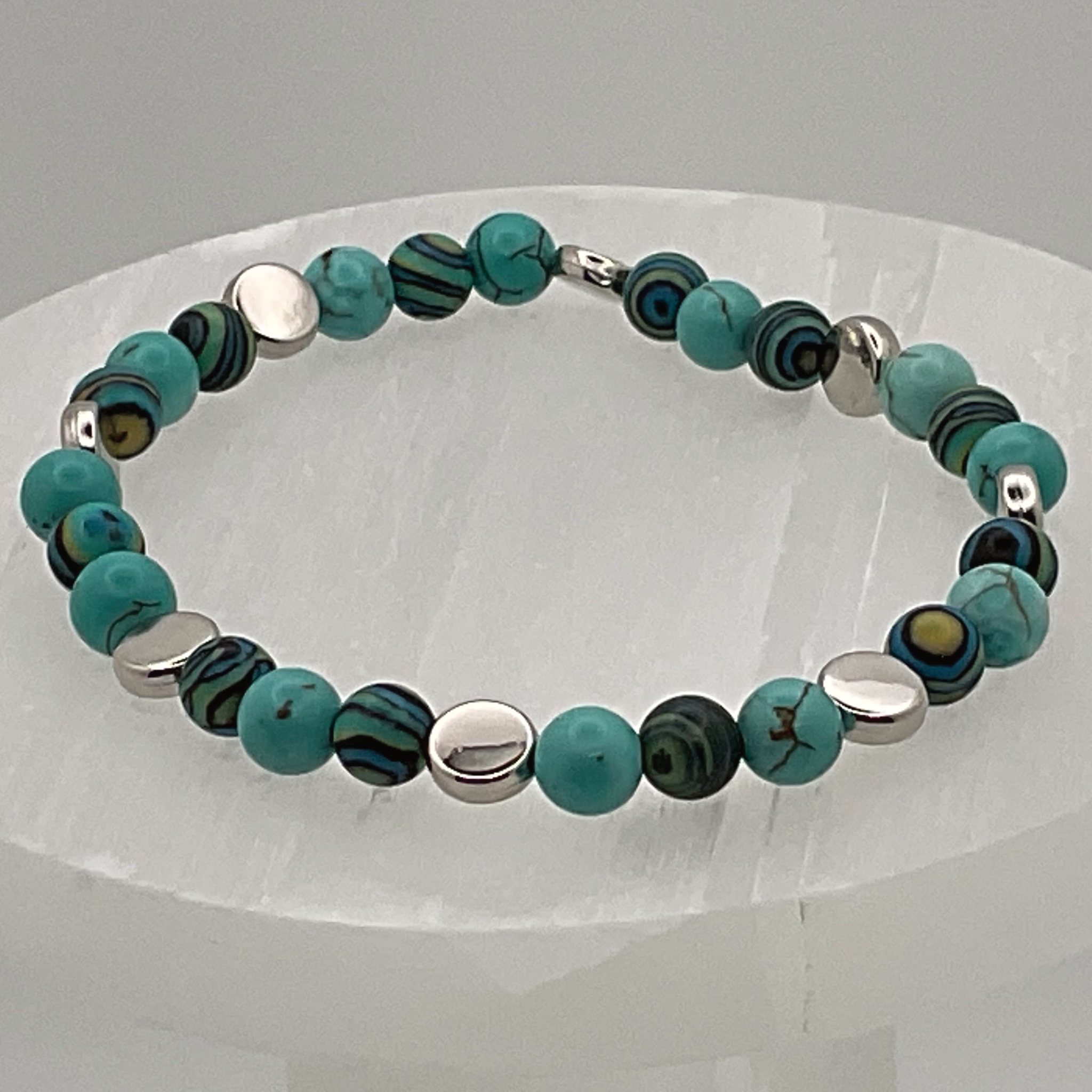 Pulsera de howlita azul o magnesita azul con espaciadores de disco plateados