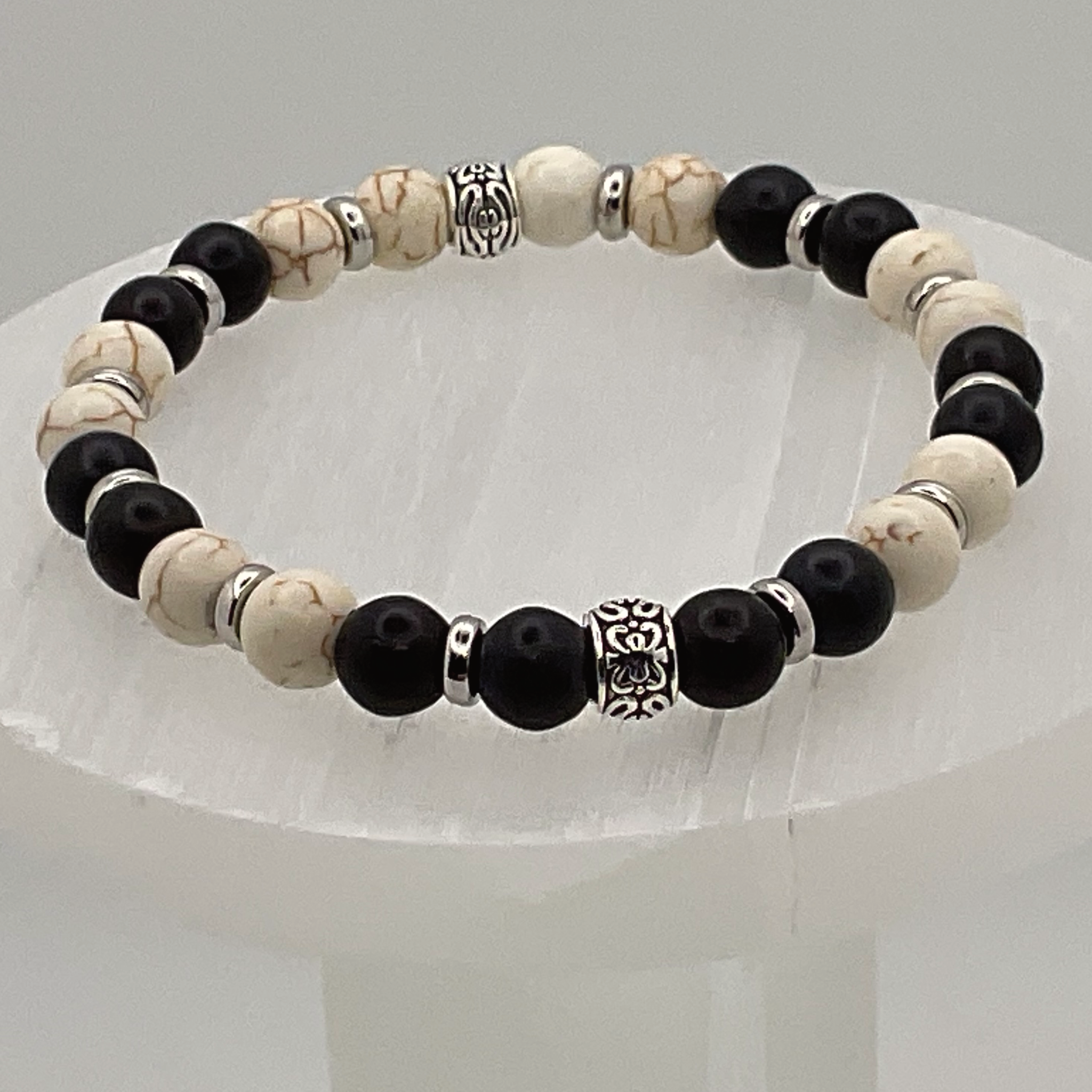 Pulsera canadiense de lapislázuli y magnesita con espaciadores de plata