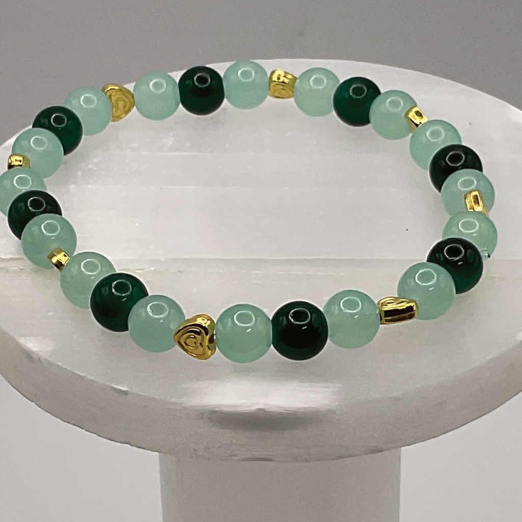 Pulsera de cristal verde claro y oscuro con separadores de corazón dorados