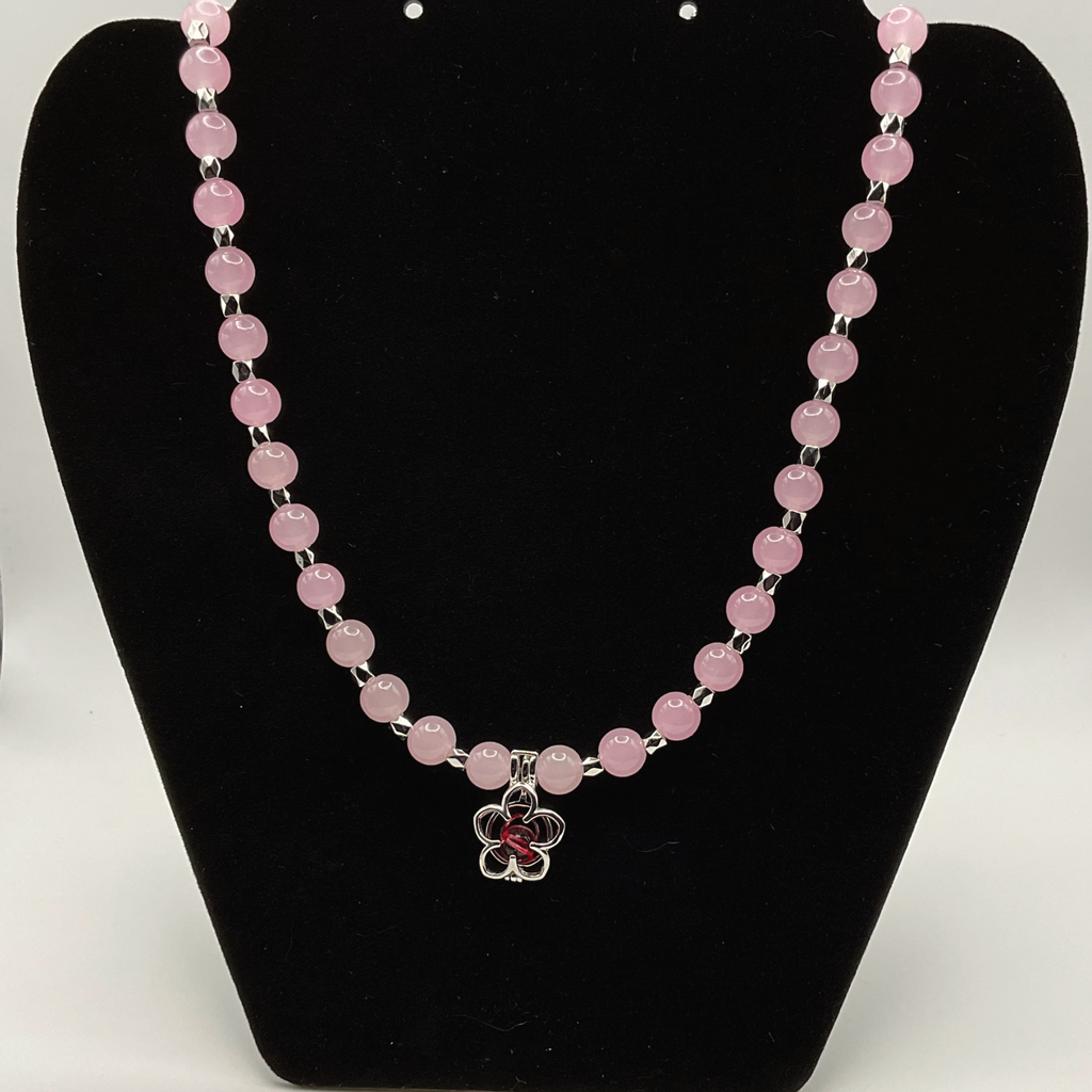 Collar de cristal con charm de flor rosa de 22" con espaciadores plateados