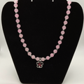 Collar de cristal con charm de flor rosa de 22" con espaciadores plateados