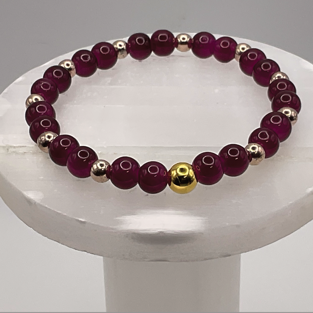 Pulsera de cristal rojo intenso con separadores dorados