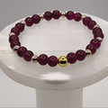 Pulsera de cristal rojo intenso con separadores dorados