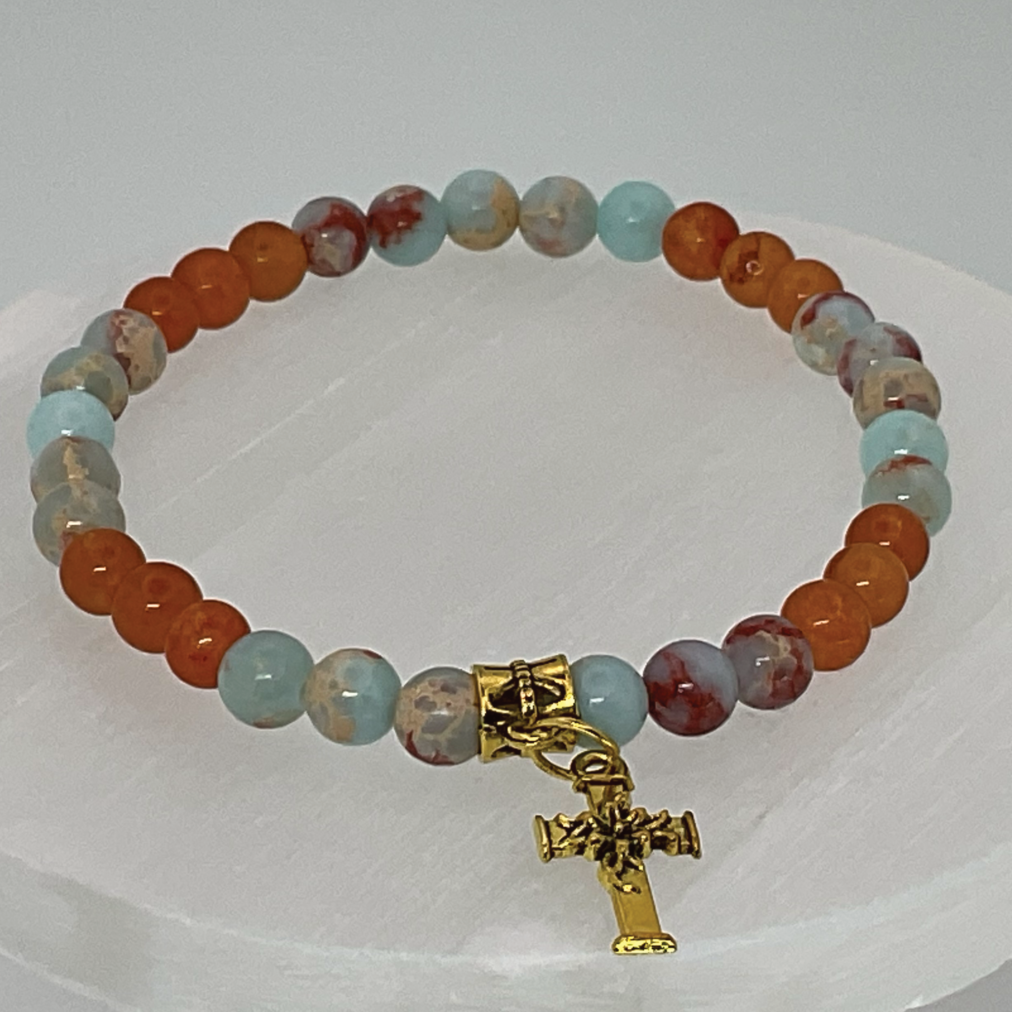 Pulsera con dije de cruz de oro, ágata, cornalina y calcita