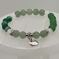 Pulsera con dije de gatito de serpentina verde y calcedonia verde con espaciadores de plata