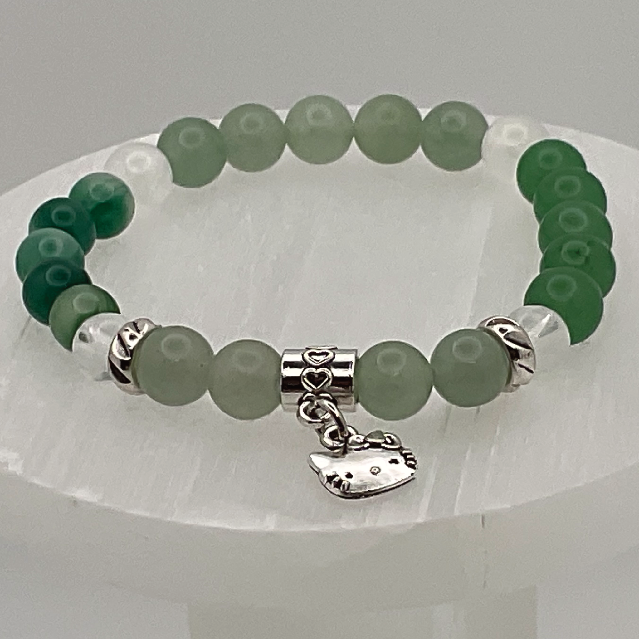 Pulsera con dije de gatito de serpentina verde y calcedonia verde con espaciadores de plata