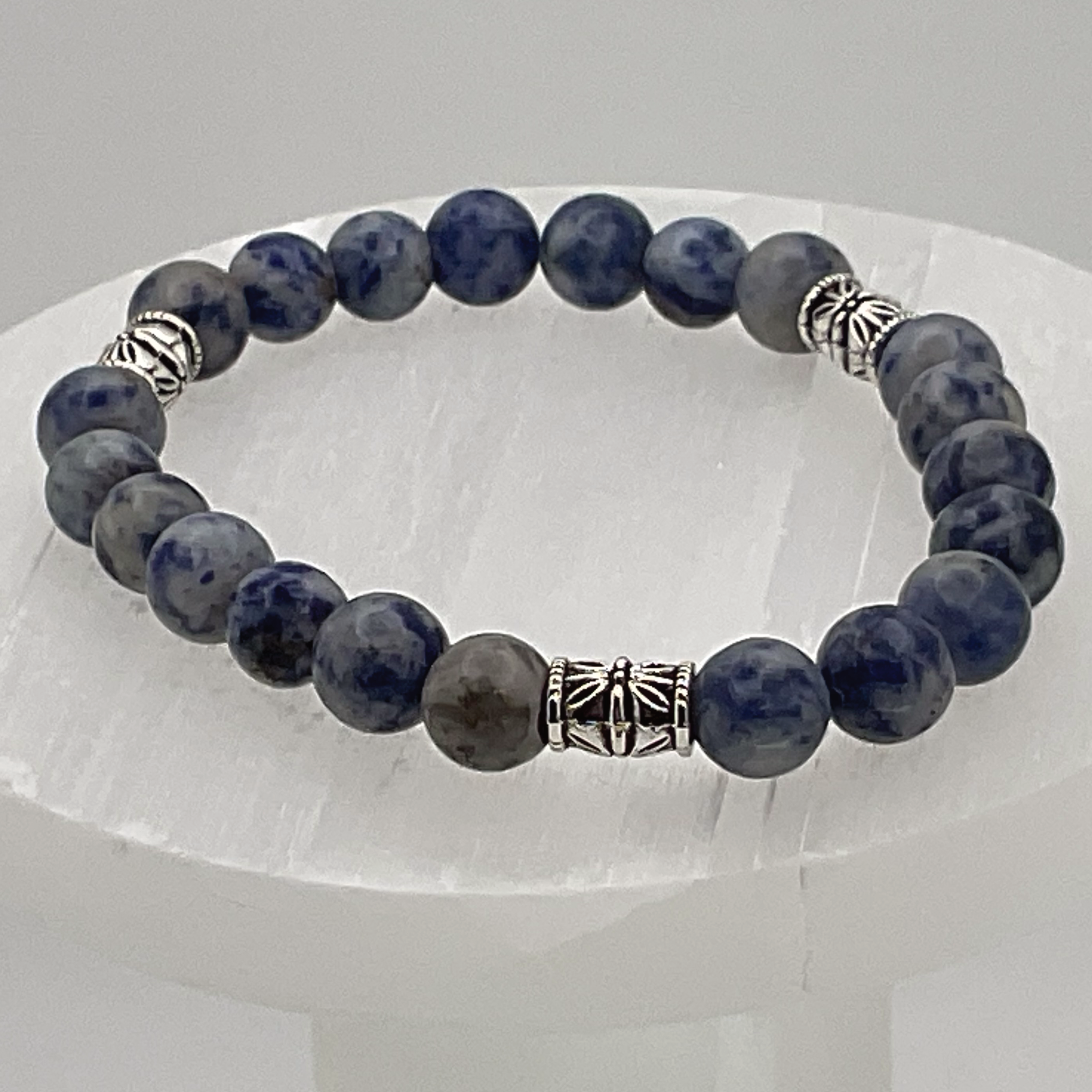 Pulsera de sodalita con espaciadores de plata