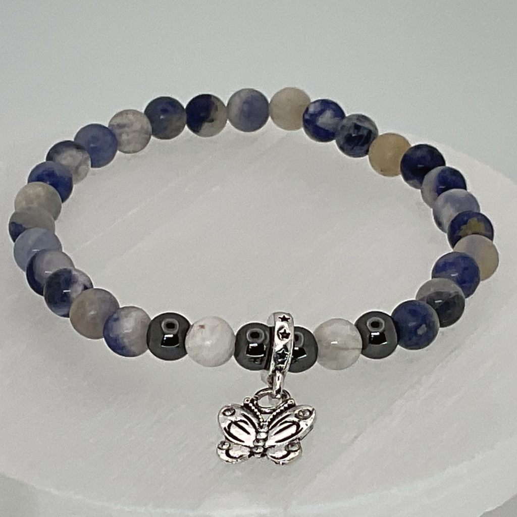 Pulsera con dijes de mariposa de amatista clara y oscura, cuarzo lechoso y hematita