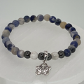 Pulsera con dijes de mariposa de amatista clara y oscura, cuarzo lechoso y hematita