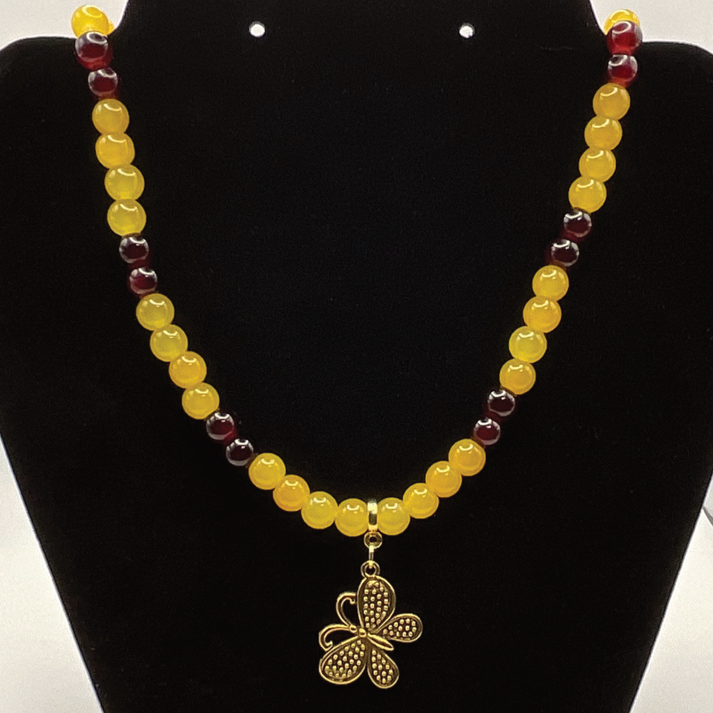 Collar de cristal con dije de mariposa amarillo y granate de 18 pulgadas