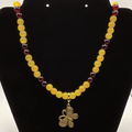 Collar de cristal con dije de mariposa amarillo y granate de 18 pulgadas