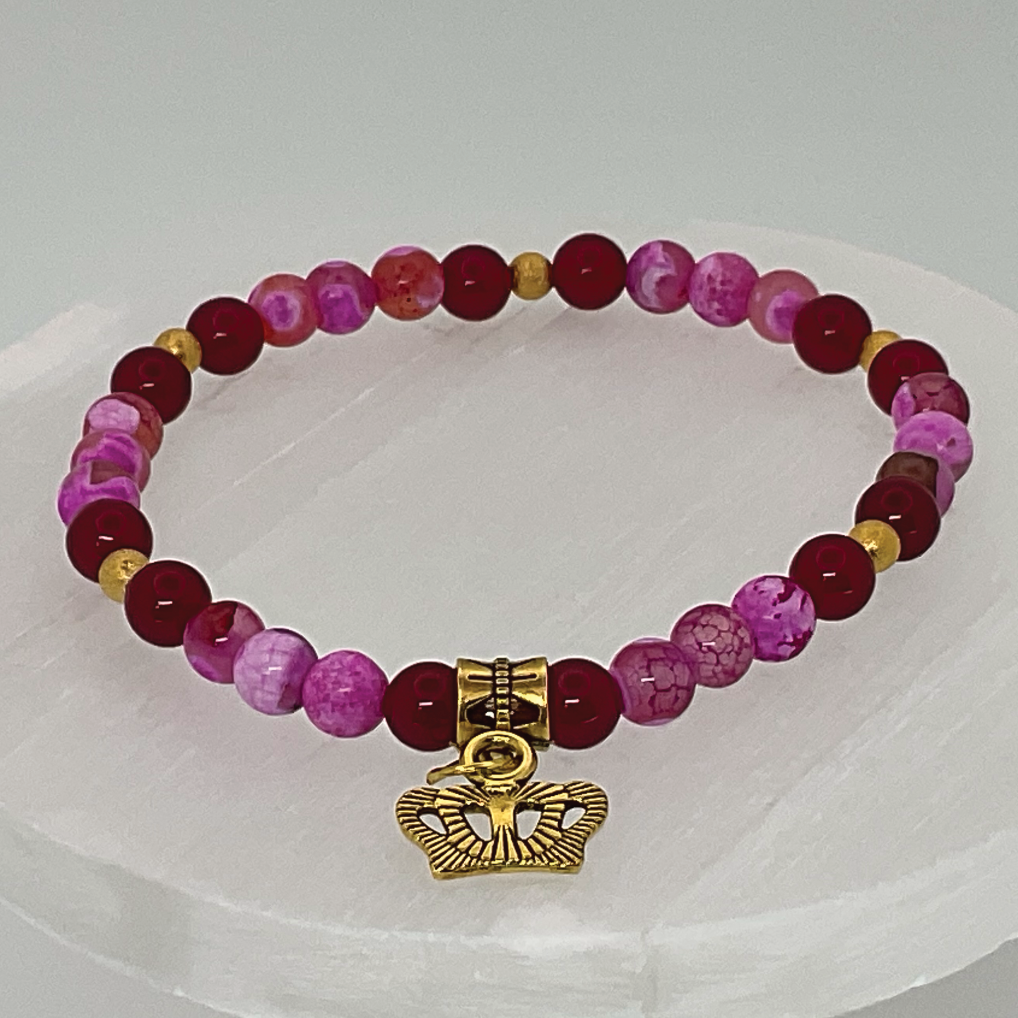 Pulsera de Ágata Vena de Dragón Rosa con Charm de Corona Dorada y Separadores Dorados