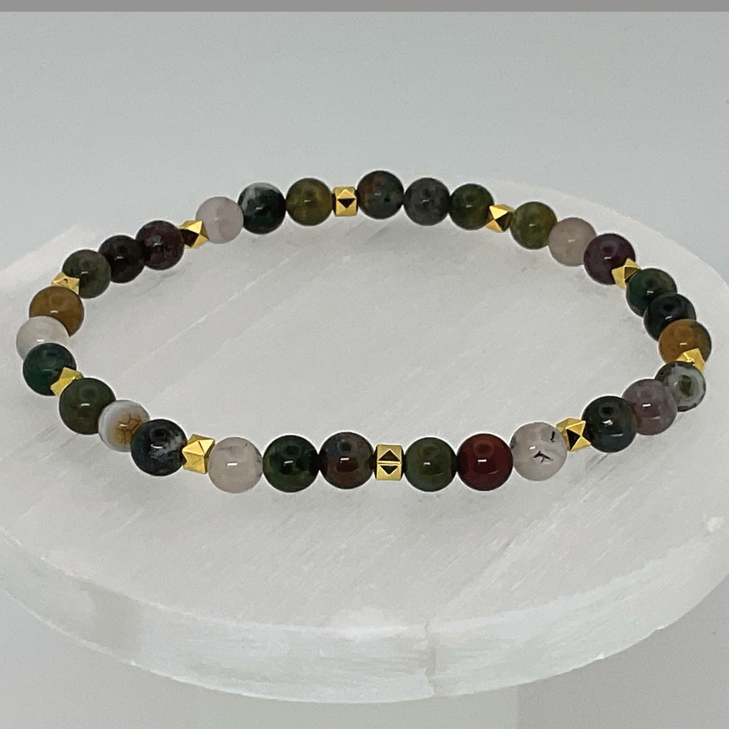Pulsera de cuarzo lechoso y labradorita con espaciadores dorados