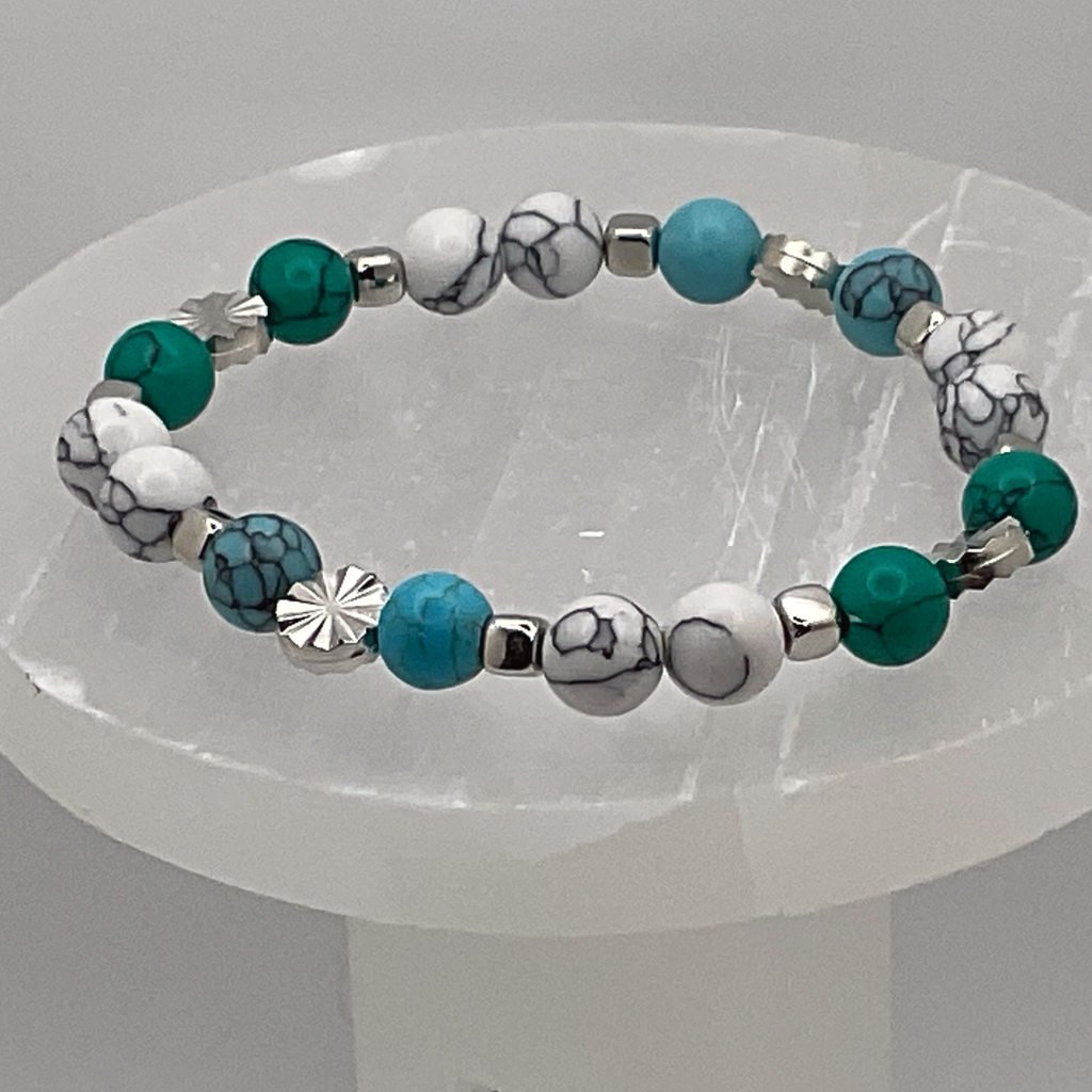Pulsera de calcedonia verde y howlite azul con espaciadores de plata