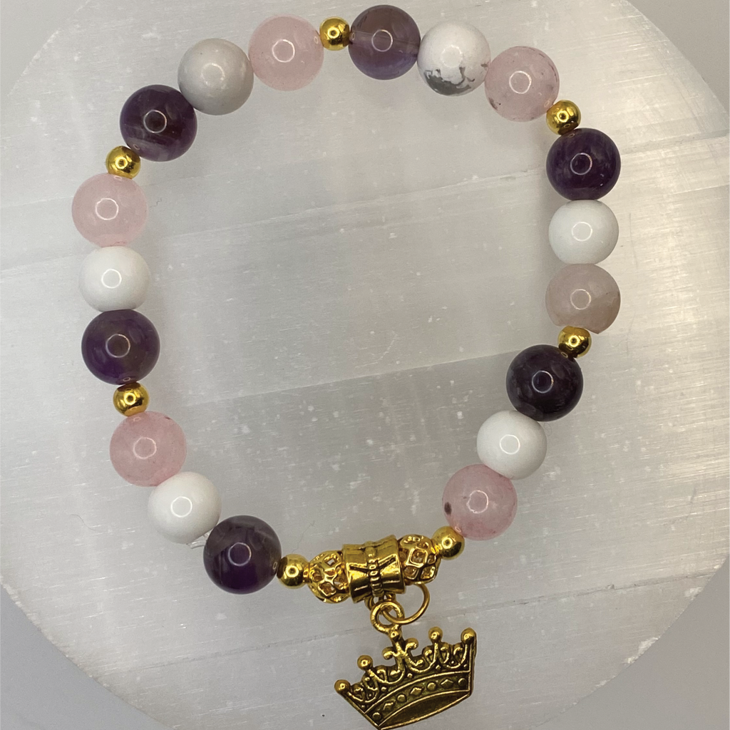 Pulsera con dije de corona de amatista, cuarzo rosa y howlita con espaciadores dorados