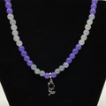 Collar de cristal con flores moradas, grises y negras de 50 cm