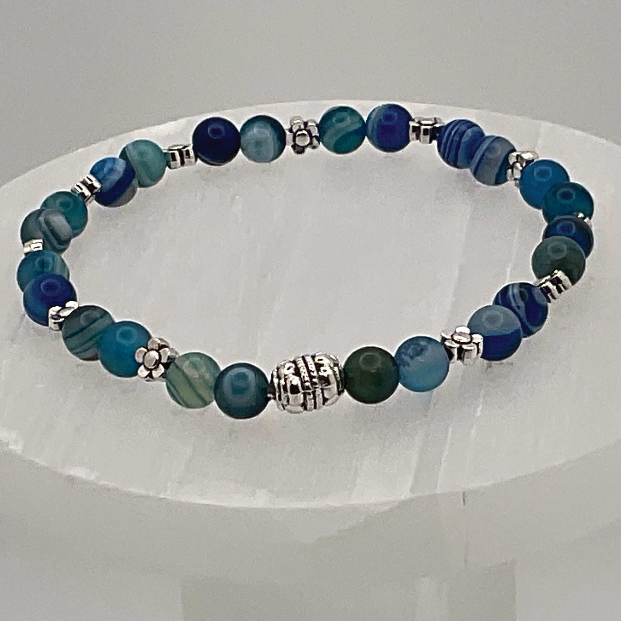 Pulsera de ágata Vena de Dragón Azul con espaciadores de barril y flor de plata