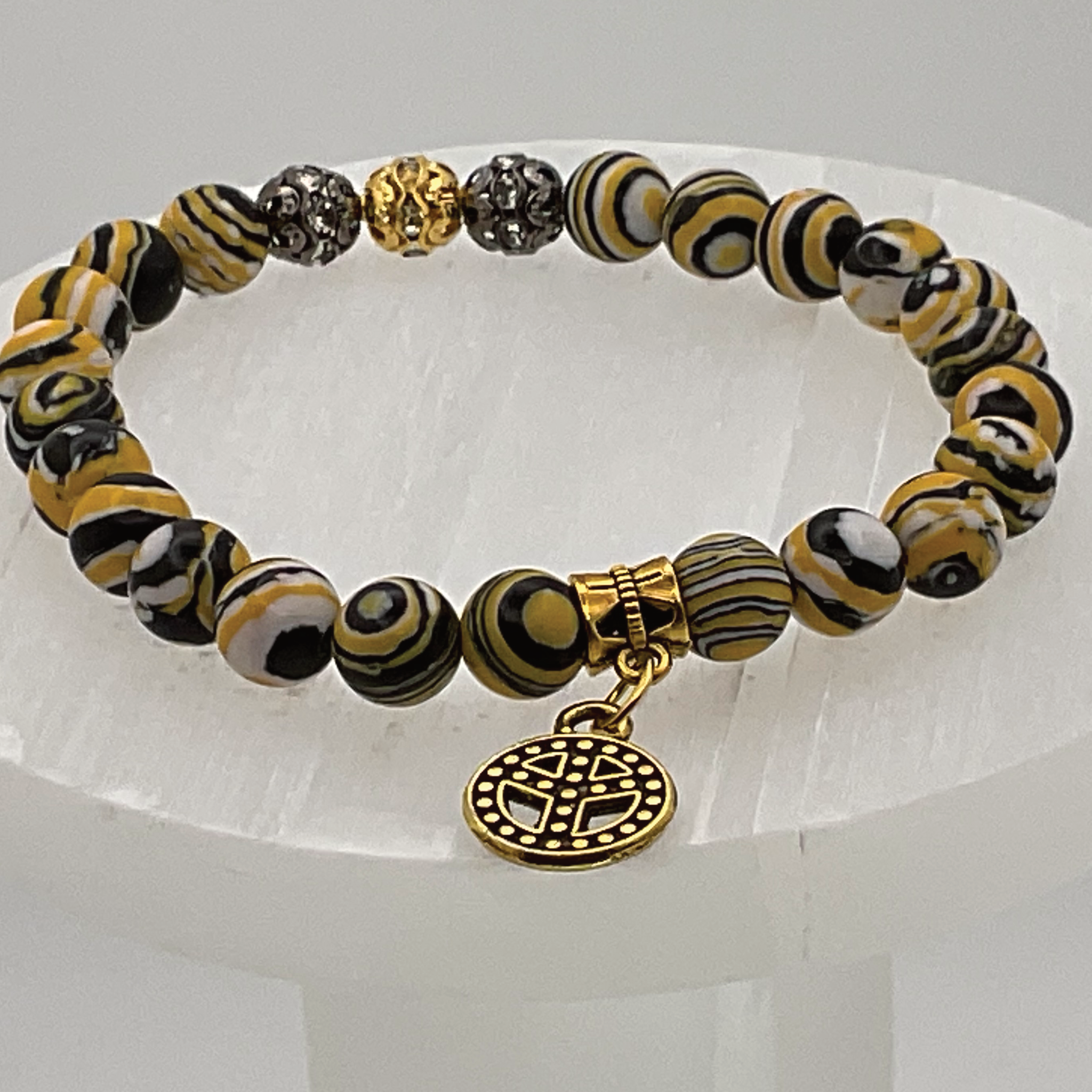 Pulsera de cuentas de jaspe abejorro con espaciadores dorados y negros