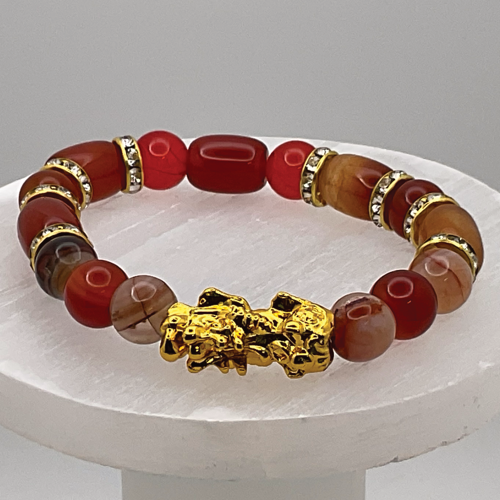 Pulsera con dije de dragón de ágata cornalina con espaciadores de cristal dorado