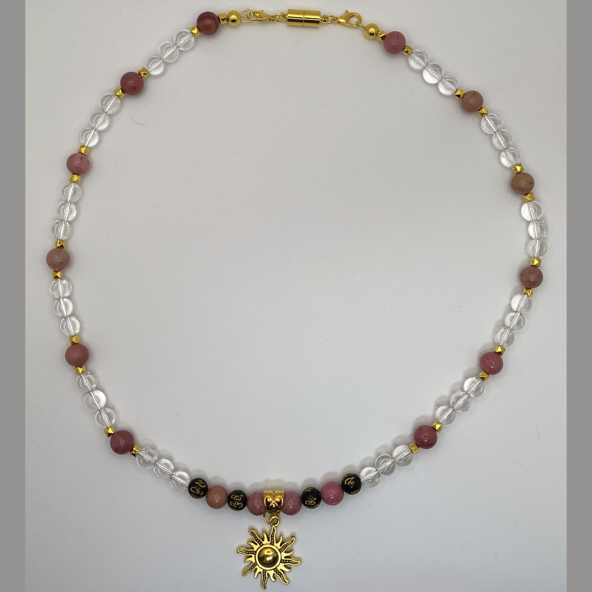 Collar de 22" de Ópalo Rosa, Cuarzo Transparente, Ágata Negra y Pixiu con dije de sol y espaciadores dorados