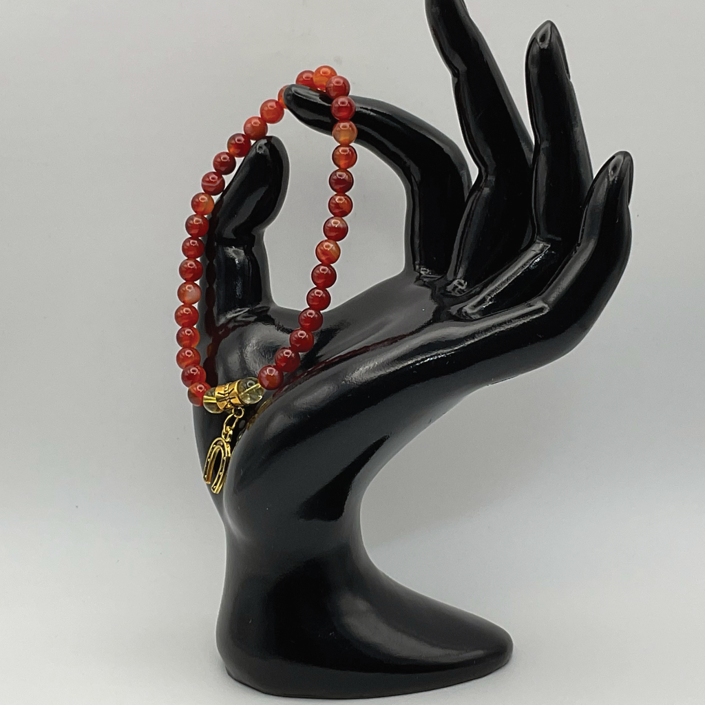 Pulsera con dije de herradura de cornalina