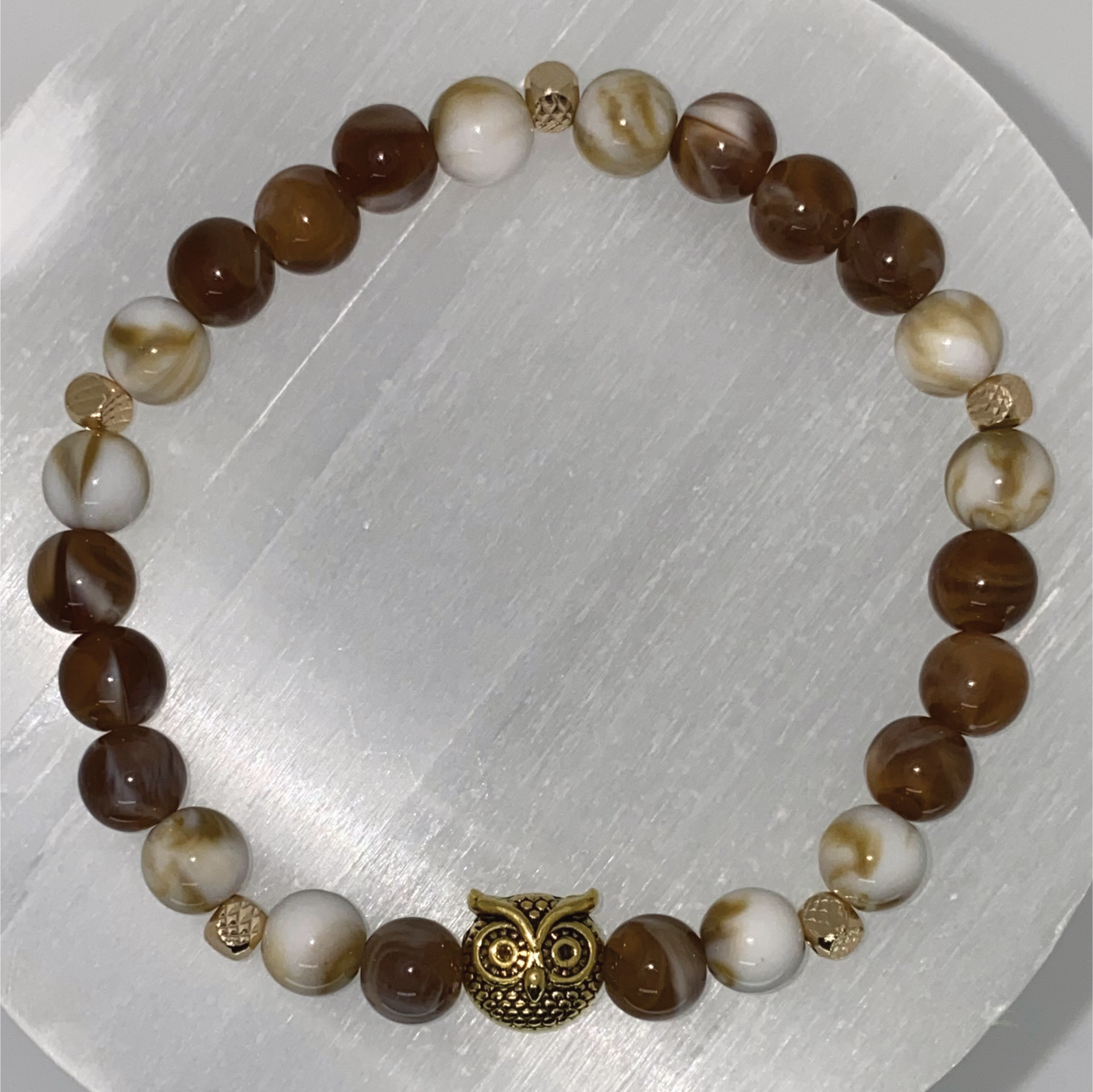 Pulsera con charm de búho de ágata oriental mookaite con espaciadores dorados
