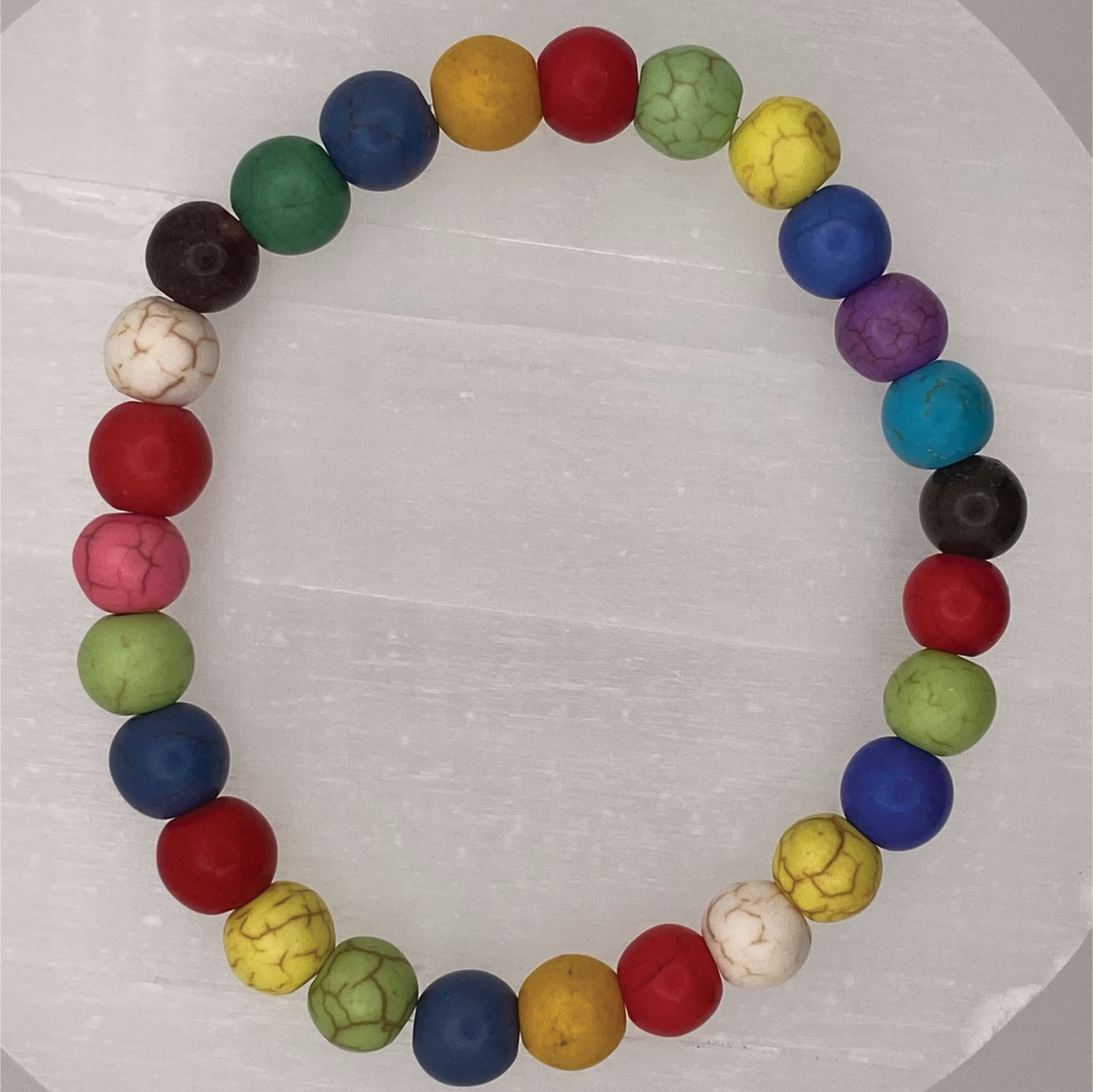 Pulsera de howlita multicolor