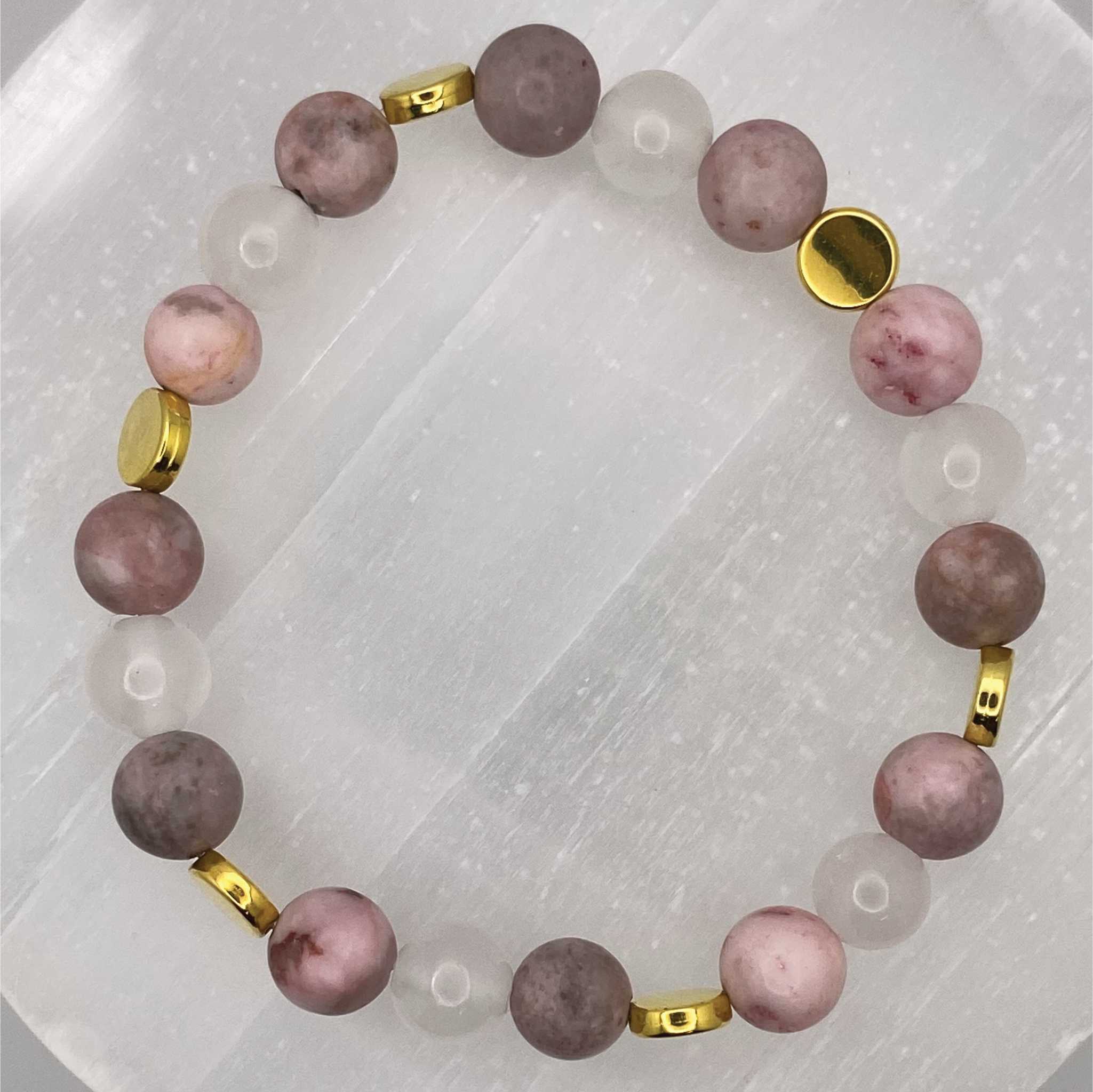 Pulsera de cuarzo lechoso y ópalo rosa con espaciadores de disco dorados