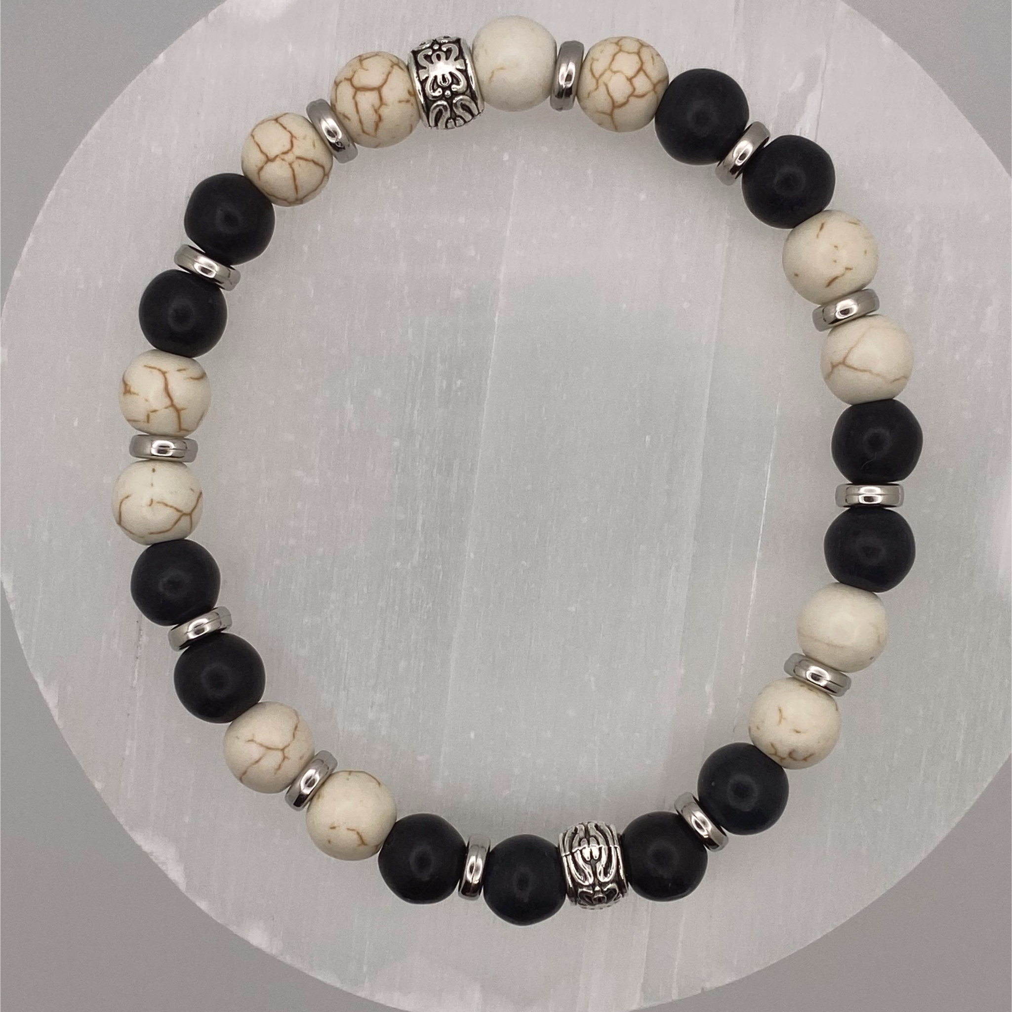 Pulsera canadiense de lapislázuli y magnesita con espaciadores de plata