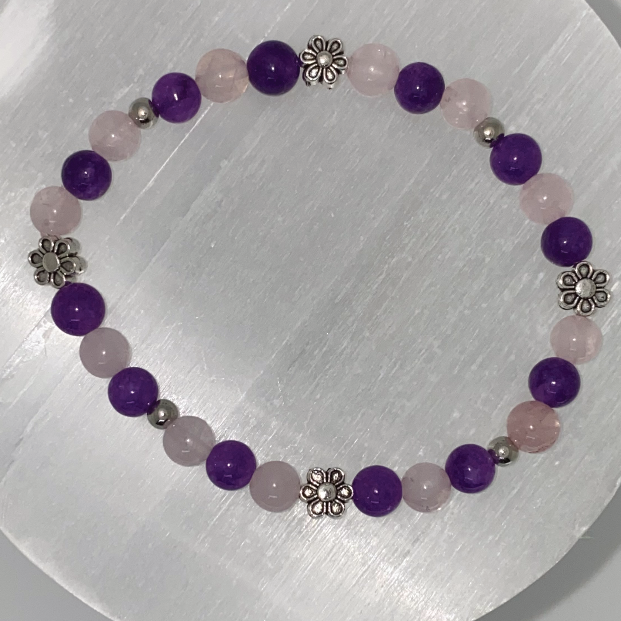 Pulsera de amatista y cuarzo rosa con espaciadores de plata