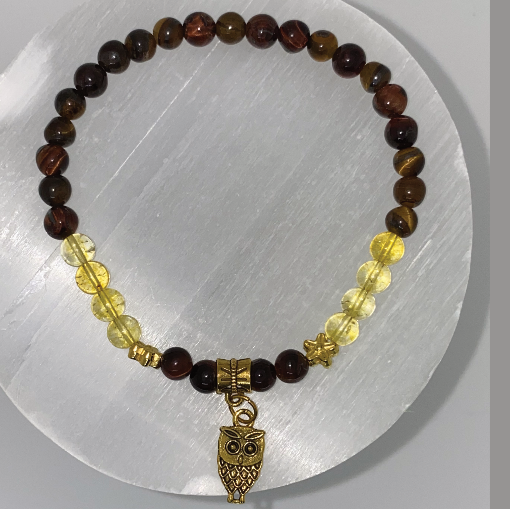 Pulsera con dije de búho dorado de citrino y mookaite con espaciadores de estrellas doradas