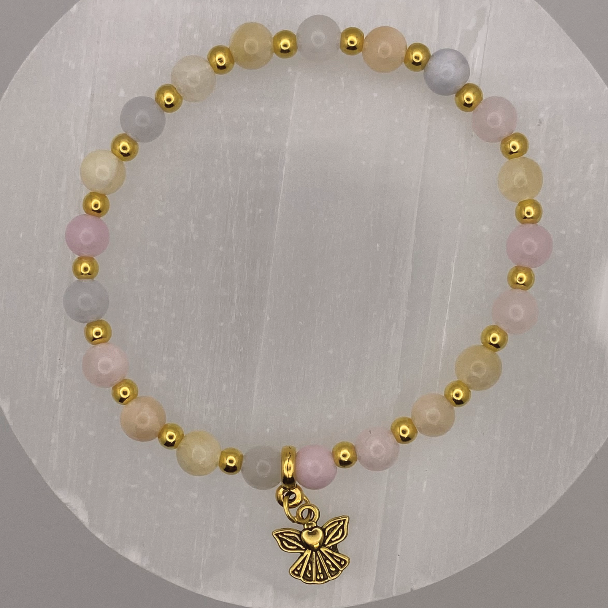 Pulsera con dije de ángel de ágata oriental con espaciadores dorados