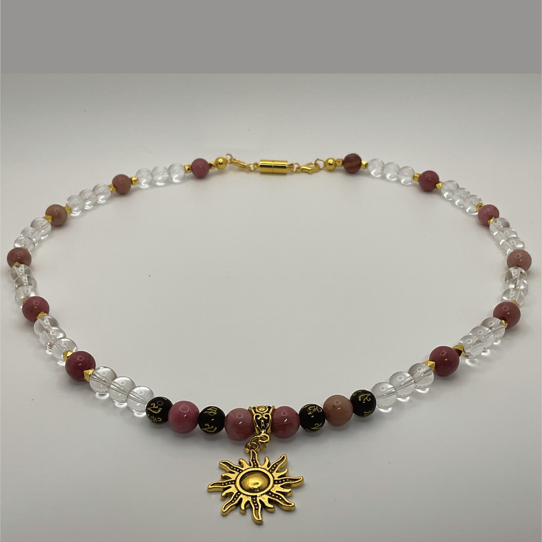 Collar de 22" de Ópalo Rosa, Cuarzo Transparente, Ágata Negra y Pixiu con dije de sol y espaciadores dorados
