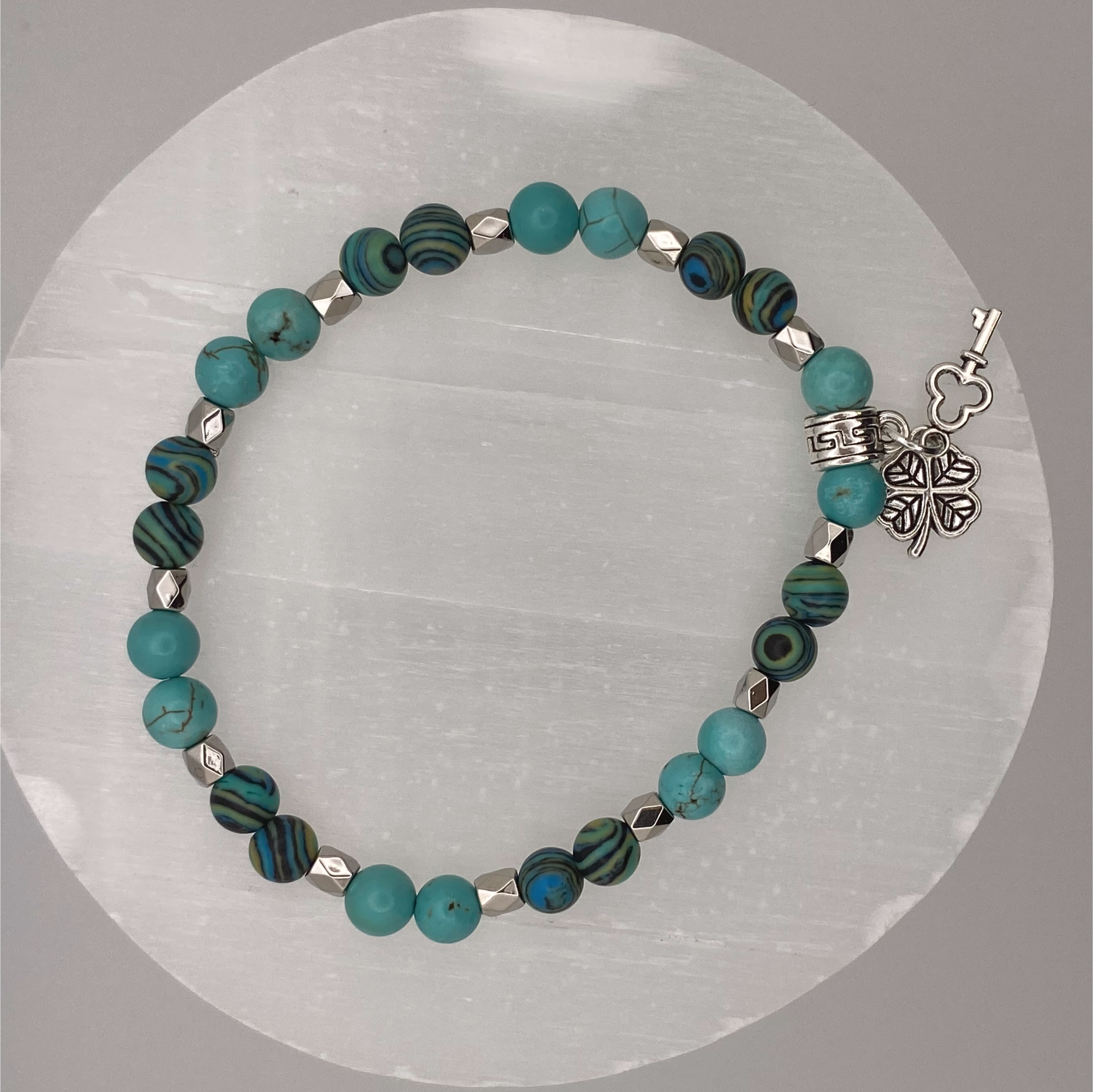 Pulsera de trébol de cuatro hojas y llave de howlita azul con separadores de plata