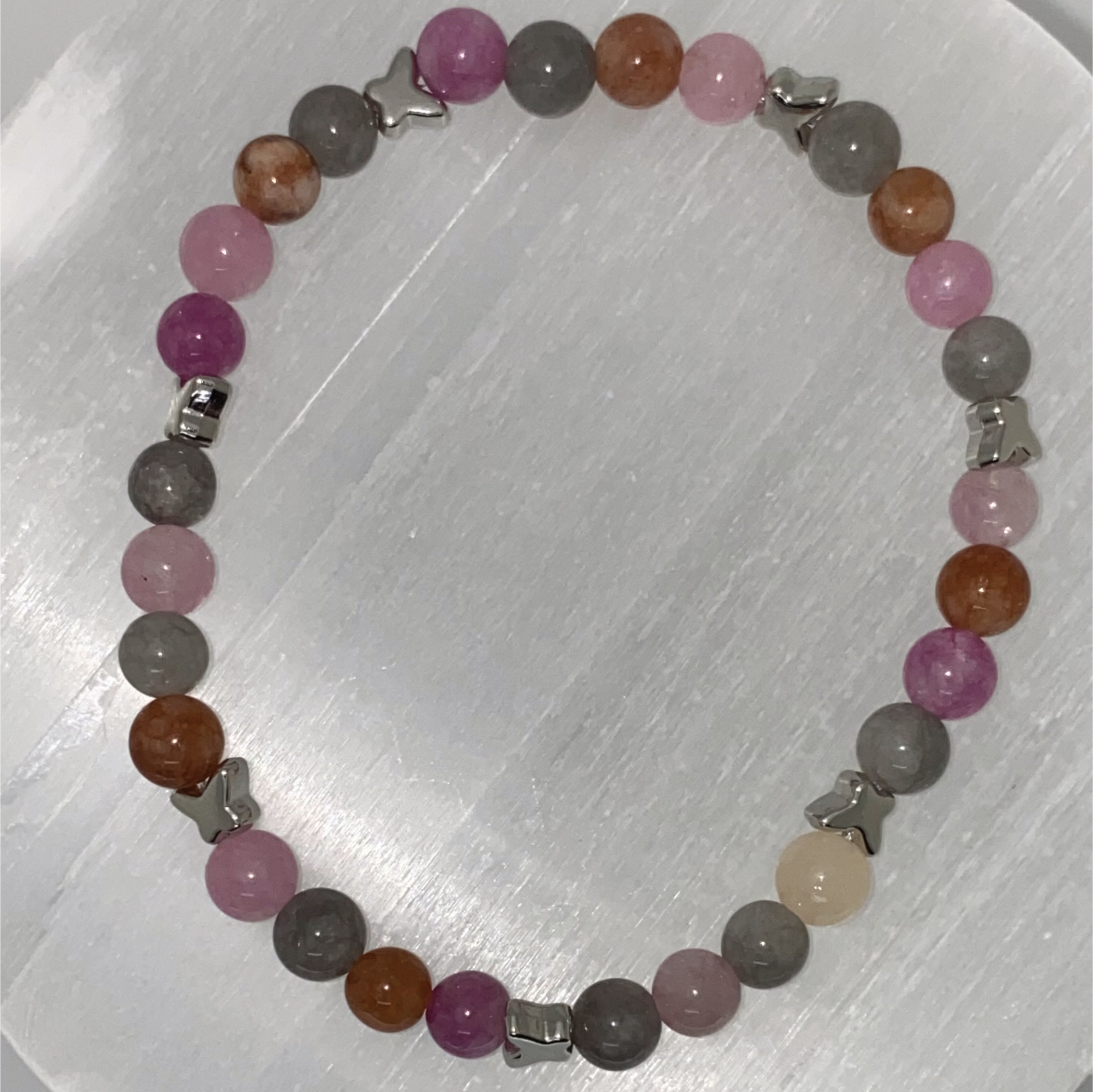 Pulsera de turmalina Elbaíta con espaciadores de mariposa de plata