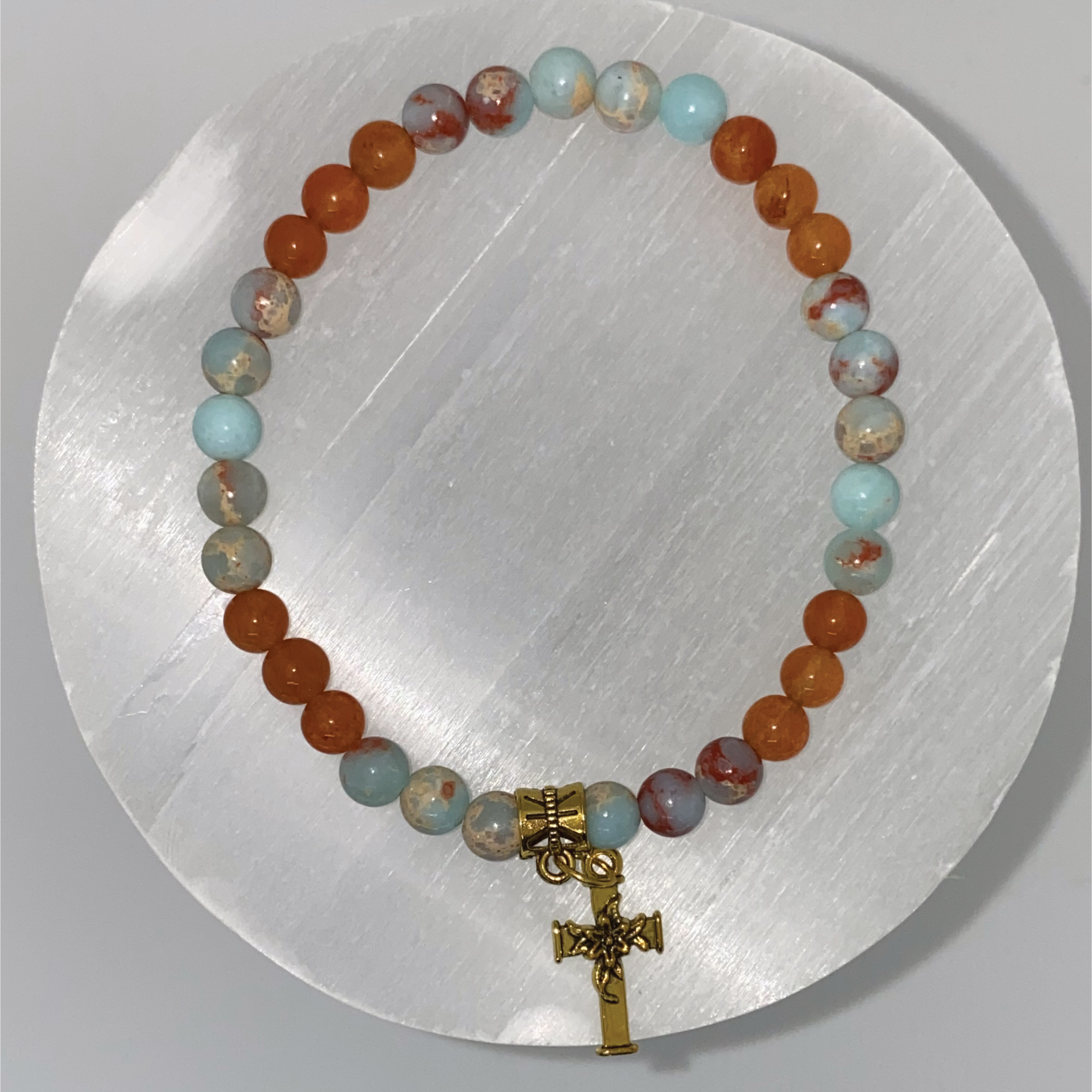 Pulsera con dije de cruz de oro, ágata, cornalina y calcita