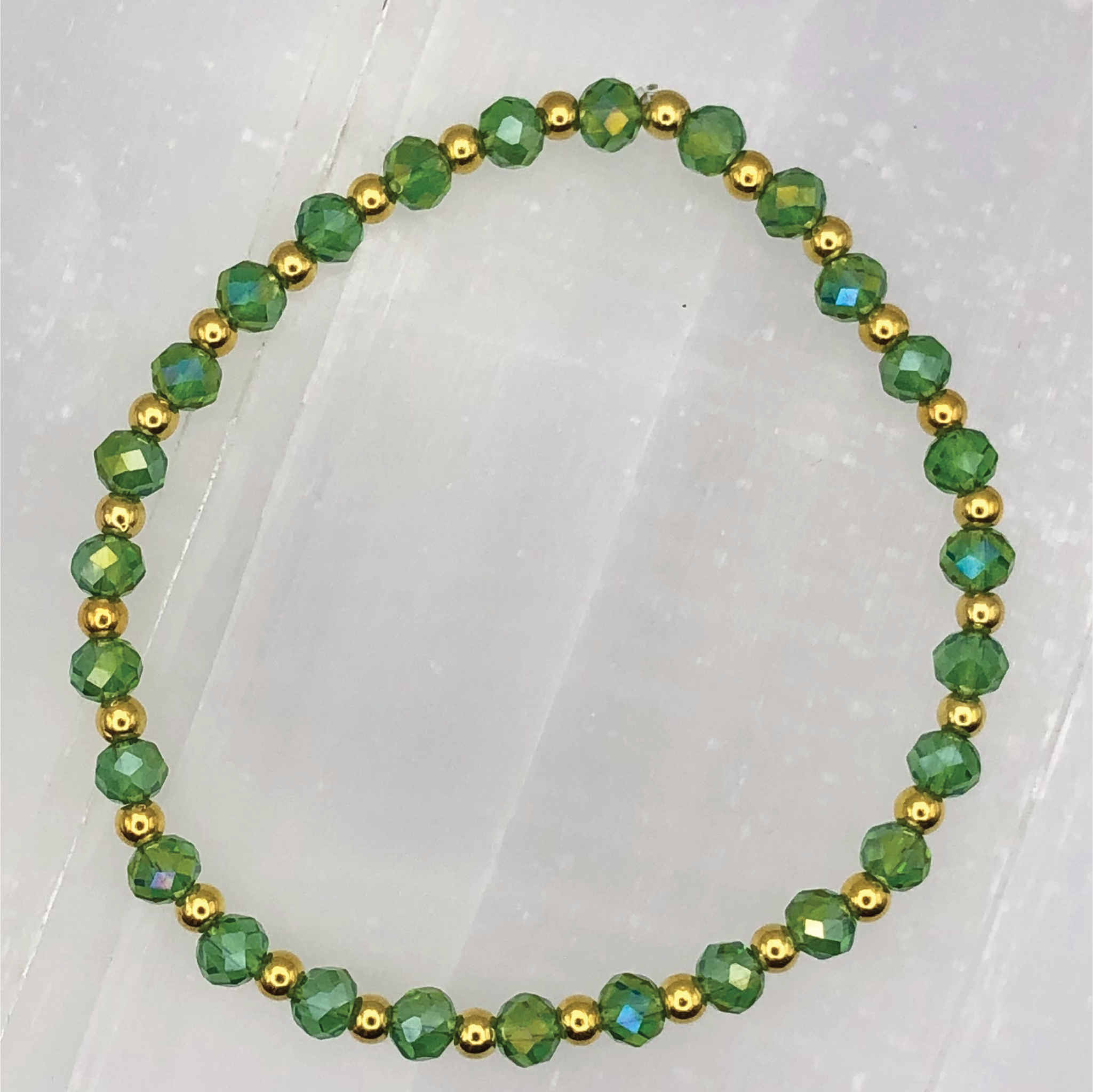 15 cm (5.9") Green Bracelet with Tiny Gold Spacers