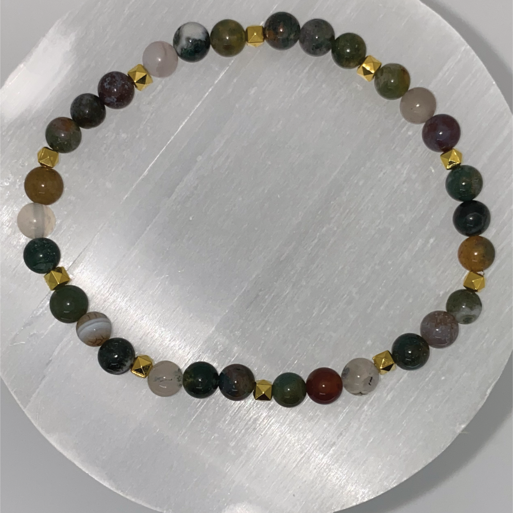 Pulsera de cuarzo lechoso y labradorita con espaciadores dorados