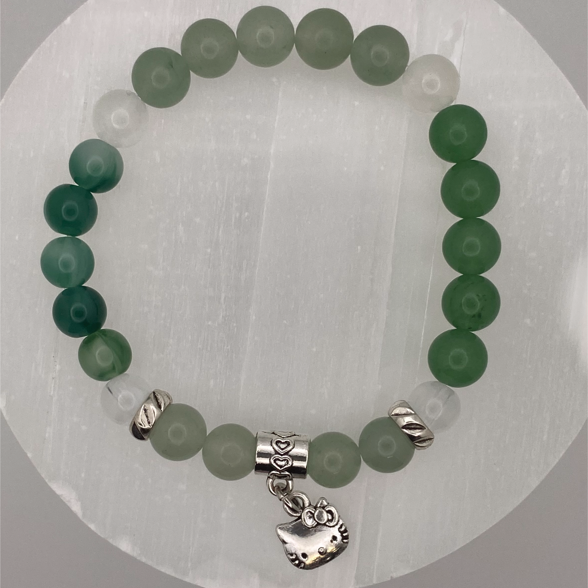 Pulsera con dije de gatito de serpentina verde y calcedonia verde con espaciadores de plata