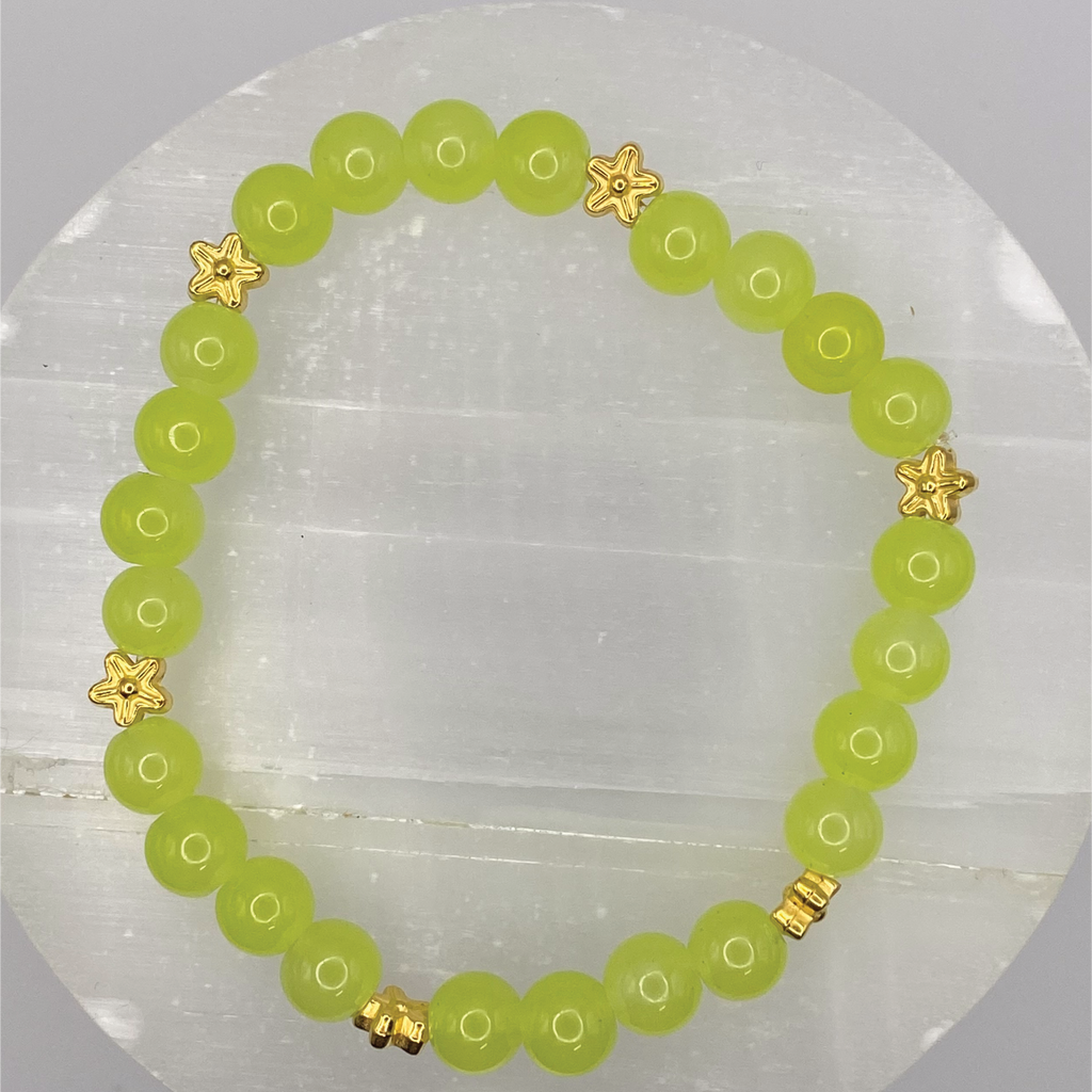 Pulsera de Cristal Verde Amarillento con Separadores de Estrellas Doradas